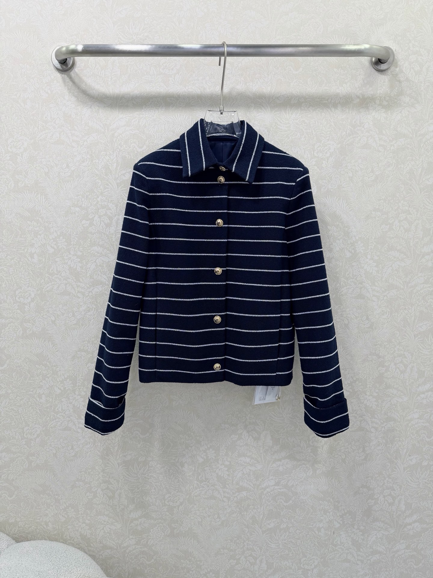 NO:677167,Chan*l 26 new early spring striped jacket is made of imported cotton wool, with high-quality texture and full appearance. The lapel dress version and shoulder pad design fit the human body, making the figure more slender and upright. The whole body is covered with black and white horizontal stripes. The double C hollow button embellishment on the front echoes the double C camellia lining and jacquard dark pattern. The overall shape is full of gold. Paired with the wide legs of the same series and slightly flared, the set perfectly interprets the elegant charm, high-end and western style. Customized surface accessories. Look out for the version.  High version, single color 3 sizes 36 38 40, Chanel-clothing, chanel, chanel, jackets & coats,19860909Chan*l 26早春新款条纹外套 进口棉毛材质,质感高级,品相十足,翻领洋装版型,垫肩设计贴合人体,更显身姿纤细挺拔,通体满铺黑白横向条纹, 前襟双C镂空纽扣点缀,呼应双c山茶花内衬提花暗纹,整体造型千金感十足,搭配同系列阔腿微喇,成套完美演绎优雅魅力,高级且洋气.定制面辅料 认准版本 高版本 单色3码36 38 40,香奈儿-服装,chanel,chanel,jackets & coats,,Women's clothing