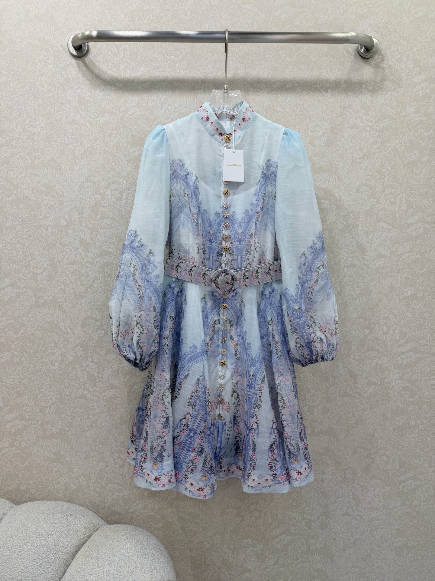 NO:677563,Zimmerman*/Zimmerman 26 new color stand-up collar short dress. Small stand-up collar and lantern sleeve design. Customized Duobao pattern hardware on the front. Super eye-catching and eye-catching. The cuffs are tightened into puff sleeves. Original fabric color belt is included. The skirt is oversized and the materials are full of sincerity. Super invincible fairy style. Heavy workmanship details, perfect replica of the counter style. Full of high-end, super correct version. It shows temperament in any casual wear.  4 colors and 4 codes SMLXLB, Zimmerman-clothing, skirts,19860909Zimmerman*兹/默曼 26新出花色立领短款连衣裙 小立领和灯笼袖设计 前襟定制多宝花样五金 超吸睛让人眼前一亮 袖口收紧变成泡泡袖 配送本布色系腰带 裙身超大摆用料诚意满满 超无敌仙女款 重工细节,完美复刻专柜款 高级感满满,版型超正 随意一搭都显气质 4色4码SMLXLB,兹默曼-服装,skirts,,Women's clothing