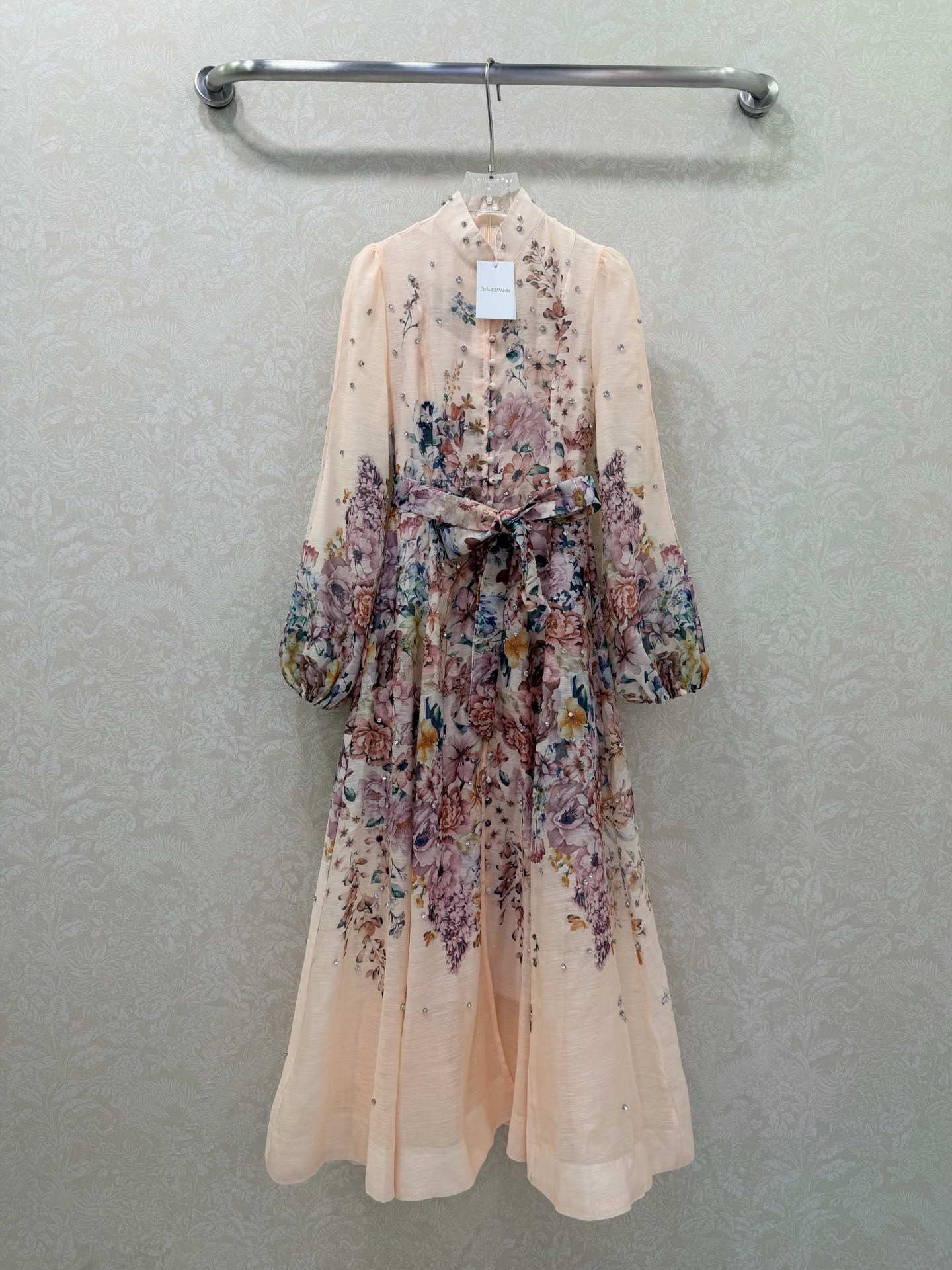 NO:677537,Zimmerman*/Merman 26 early spring new flower series long dress, small stand-up collar and lantern sleeve design, beaded all over, single row of original cloth buttons on the front, eye cuffs with colorful flowers, super eye-catching, the cuffs are tightened into puff sleeves, original cloth belt is delivered, the skirt is oversized and the materials are full of sincerity, super invincible fairy style, heavy work details, perfect replica of the counter style, full of high-end, super correct version  Suitable for casual wear, long style, 2 colors, 4 sizes, SMLXLB, Zimmerman-clothing, skirts,19860909Zimmerman*兹/默曼 26早春新款百花系列长款连衣裙 小立领和灯笼袖设计 全身订珠 前襟单排本布包扣 眼部袖口繁花锦翠 超吸睛让人眼前一亮 袖口收紧变成泡泡袖 配送本布色系腰带 裙身超大摆用料诚意满满 超无敌仙女款 重工细节,完美复刻专柜款 高级感满满,版型超正 随意一搭都显气质 长款 2色4码SMLXLB,兹默曼-服装,skirts,,Women's clothing