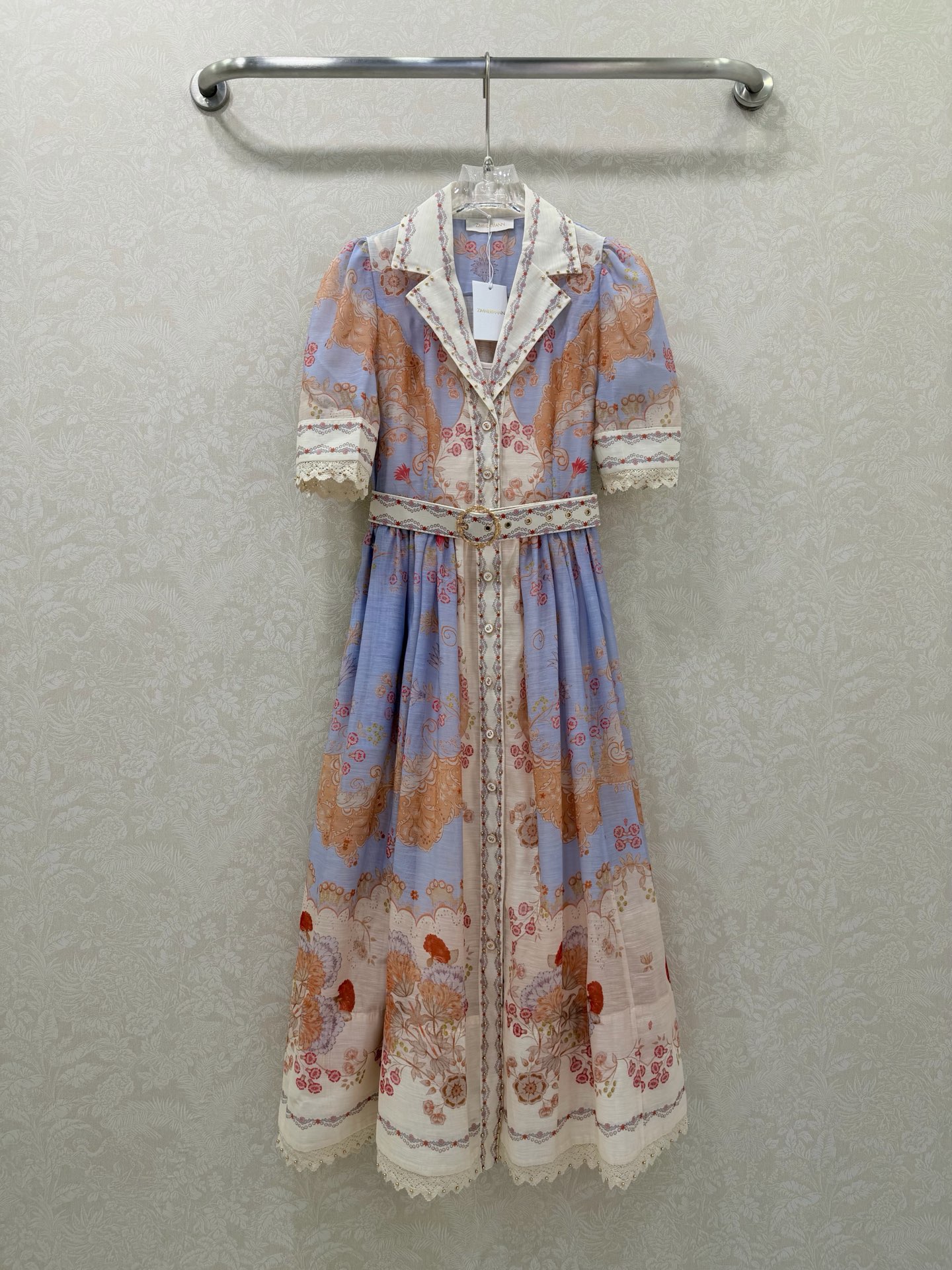 NO:677541,Zimmerman*/Merman 26 new early spring two-piece new dress, lapel puff short sleeves, buttoned front lantern short dress with custom belt, upper body with button placket design and lantern sleeve design, with elastic cuff details, decorated with pink floral pattern, with loose wide skirt cut, showing a dynamic and fashionable sense. Long style 2 colors and 4 codes SMLXLB, Zimmerman-clothing, skirts, T-shirt,19860909Zimmerman*兹/默曼26早春新款两件套新款连衣裙 翻领泡泡短袖 系扣前襟灯笼短款连衣裙搭配定制腰带 上身采用纽扣门襟设计和灯笼袖设计,配以松紧袖口细节,饰有粉色花卉图案,搭配宽松的阔裙摆剪裁,展现活力时尚感.长款 2色4码SMLXLB,兹默曼-服装,skirts,T-shirt,,Women's clothing