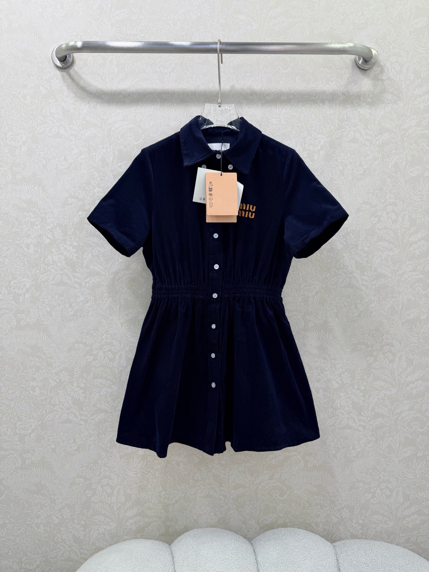 NO:689495,Miu Mi*26 new corduroy waist dress. Customized YB material. Comfortable and easy to wear. Stiff and stylish. Uses three-dimensional OEM letters to form a color collision. Adding a sense of casual fashion. The visual effect is richer. It looks great with the same series. The classic color system is age-reducing and sweet. It highlights the high-end trend positioning. Fashionable and foreign-style. High version. Single color size 3 SML, Miu Miu-clothing, miumiu, skirts,19860909Miu Mi*26新品灯芯绒收腰连衣裙 定制YB材质 舒适好穿 挺括有型 采用立体贴牌字母 形成颜色碰撞 增添休闲时尚感 视觉效果更显丰富 搭配同系列超级好看 经典色系减龄又甜美 彰显高端潮流定位 时髦洋气 高版本 单色3码SML,缪缪-服装,miumiu,skirts,,Women's clothing