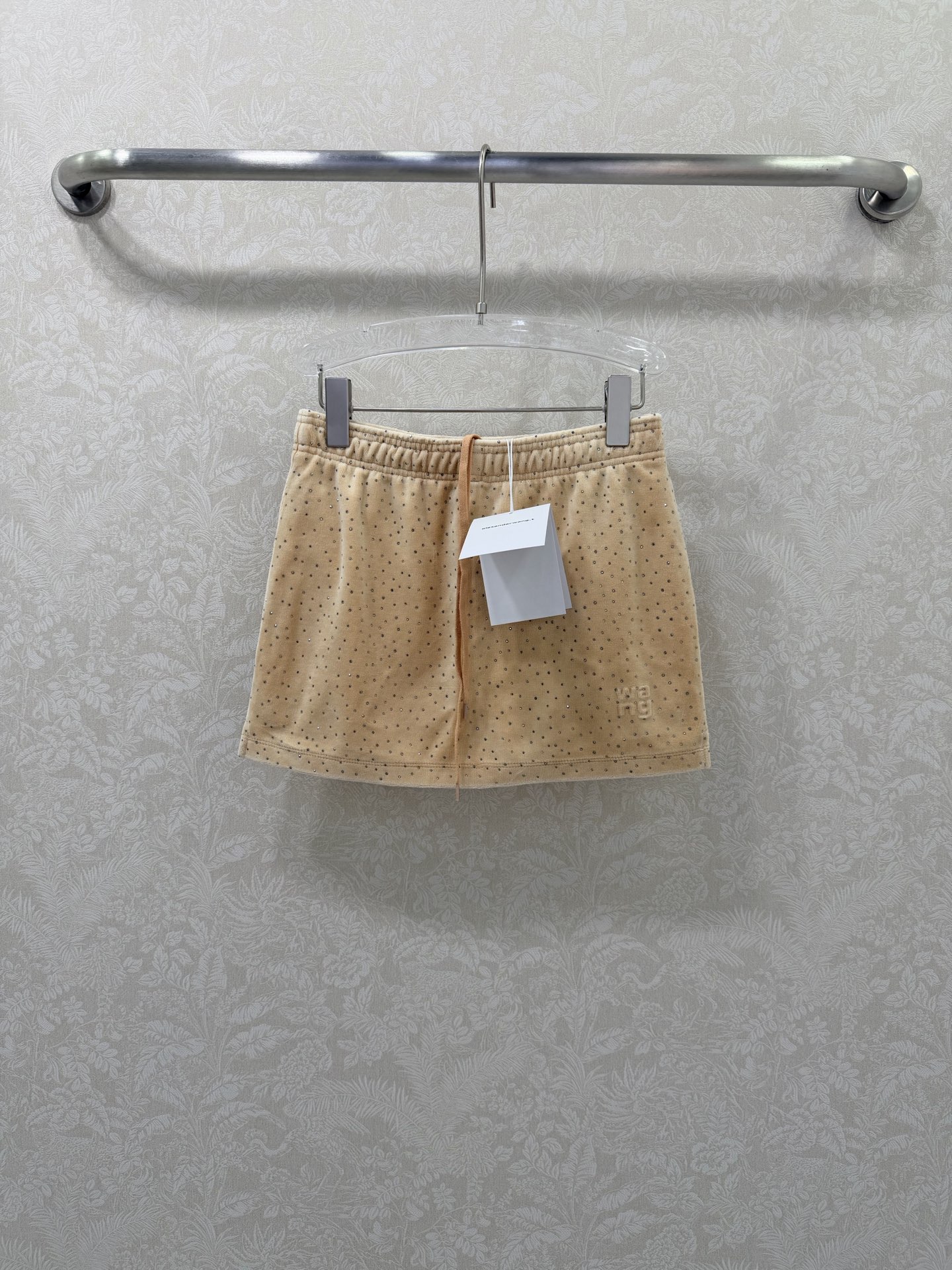 NO:677701,Alexander w*ng 26 new style velvet shorts and skirts with personality elements are new in the series. The skirt is outside and the shorts are designed inside. The H-shaped upper body is super slim!  Customized imported pure cotton velvet with hot-drilling technology shines with luxurious texture and awesome texture!  Versatile, non-selective, slimming tool!  Highly recommended for self-retention!  The quality of original custom workmanship depends on the details!  Short skirt 2 colors 3 sizes SML, Alexander Wang-clothing, alexander wang,skirts,shorts,19860909Alexander w*ng 26新款个性元素丝绒闪钻短裤裙 系列上新 外面裙子里面短裤设计 H版型上身超显瘦！定制进口纯棉天鹅绒烫钻工艺闪耀奢华质感超赞！百搭不挑人显瘦神器绝绝子！强烈推荐自留款！原版定制做工品质看细节！ 短裤裙 2色3码SML,亚历山大王-服装,alexander wang,skirts,shorts,,Women's clothing