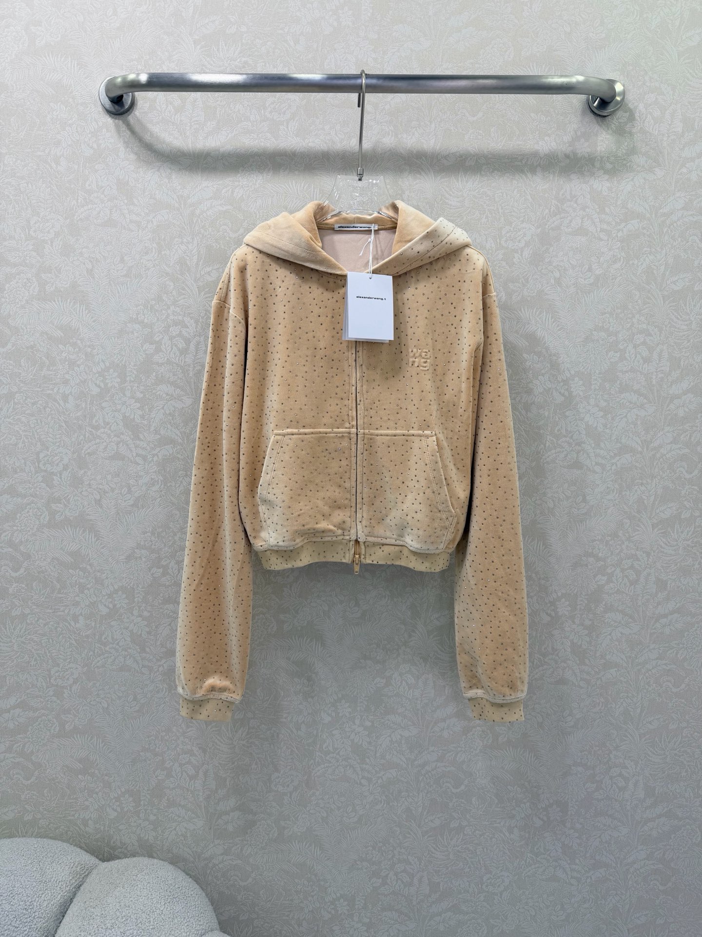 NO:677703,Alexander w*ng 26 new style velvet hooded jacket with individual elements!  New in the series, the short double-zip style has a waist-cinching design and a super slimming upper body!  Customized imported pure cotton velvet with hot-drilling technology shines with luxurious texture and awesome texture!  Versatile, non-selective, slimming tool!  Highly recommended for self-retention!  The quality of original custom workmanship depends on the details!  Jacket 2 colors 3 codes SML, Alexander Wang-clothing, alexander wang, jackets & coats, hats,19860909Alexander w*ng 26新款个性元素丝绒闪钻连帽小外套！系列上新 双开拉链短款收腰设计版型上身超显瘦！定制进口纯棉天鹅绒烫钻工艺闪耀奢华质感超赞！百搭不挑人显瘦神器绝绝子！强烈推荐自留款！原版定制做工品质看细节！ 外套 2色3码SML,亚历山大王-服装,alexander wang,jackets & coats,hats,,Women's clothing