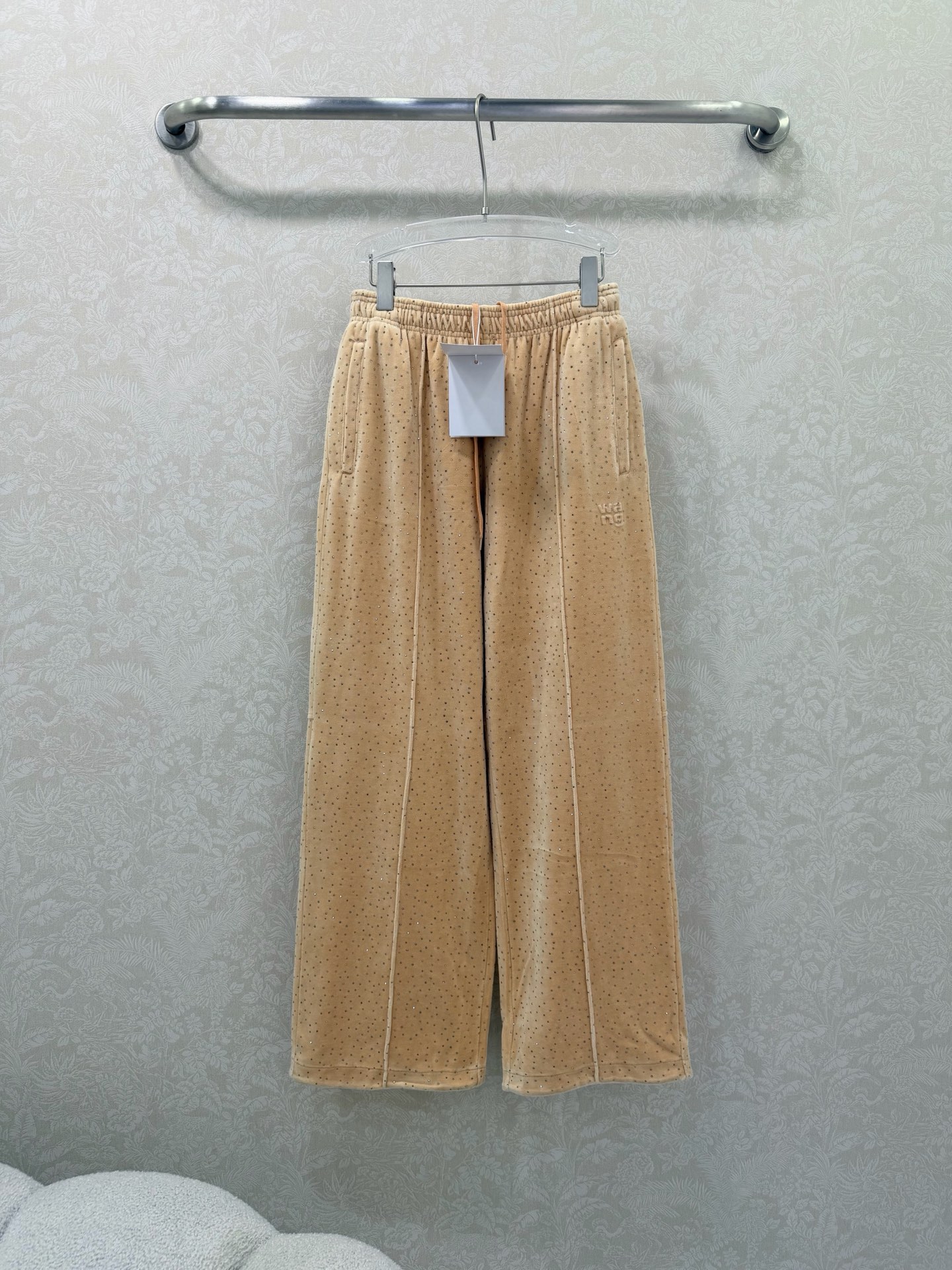 NO:677695,Alexander w*ng 26 new style velvet and diamond wide-leg trousers with personalized elements are new in the series. The wide-leg version with elastic waist is super slimming on the upper body!  Customized imported pure cotton velvet with hot-drilling technology shines with luxurious texture and awesome texture!  Versatile, non-selective, slimming tool!  Highly recommended for self-retention!  The quality of original custom workmanship depends on the details!  Trousers 2 colors 3 sizes SML,Alexander Wang-clothing,alexander wang,19860909Alexander w*ng 26新款个性元素丝绒闪钻阔腿长裤 系列上新 松紧腰头阔腿版型上身超显瘦！定制进口纯棉天鹅绒烫钻工艺闪耀奢华质感超赞！百搭不挑人显瘦神器绝绝子！强烈推荐自留款！原版定制做工品质看细节！ 长裤 2色3码SML,亚历山大王-服装,alexander wang,,Women's clothing