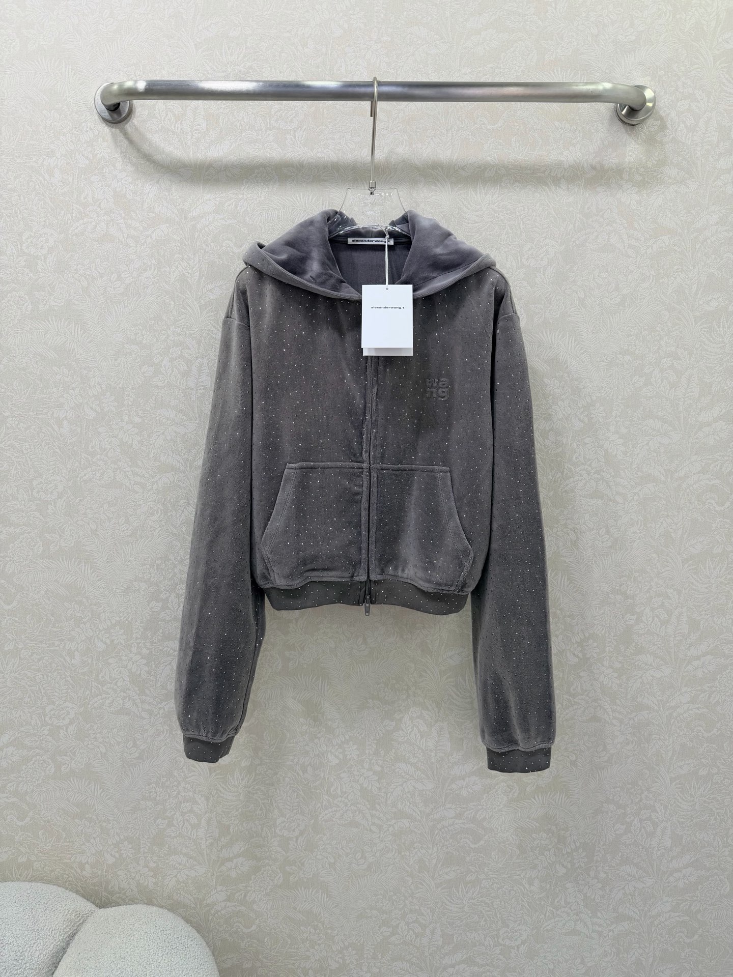 NO:677689,Alexander w*ng 26 new style velvet hooded jacket with individual elements!  New in the series, the short double-zip style has a waist-cinching design and a super slimming upper body!  Customized imported pure cotton velvet with hot-drilling technology shines with luxurious texture and awesome texture!  Versatile, non-selective, slimming tool!  Highly recommended for self-retention!  The quality of original custom workmanship depends on the details!  Jacket 2 colors 3 codes SML, Alexander Wang-clothing, alexander wang, jackets & coats, hats,19860909Alexander w*ng 26新款个性元素丝绒闪钻连帽小外套！系列上新 双开拉链短款收腰设计版型上身超显瘦！定制进口纯棉天鹅绒烫钻工艺闪耀奢华质感超赞！百搭不挑人显瘦神器绝绝子！强烈推荐自留款！原版定制做工品质看细节！ 外套 2色3码SML,亚历山大王-服装,alexander wang,jackets & coats,hats,,Women's clothing