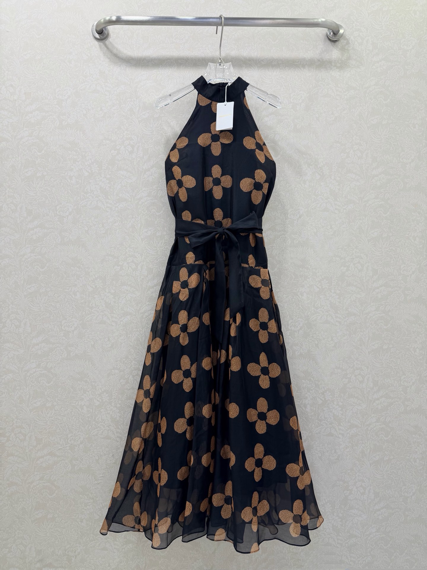 NO:677635,ZIMMERM*26 new model recommends hanging panel strapless sleeveless four-leaf clover printed long skirt. The halter neck design is eye-catching. It has invisible zipper opening and closing, and is matched with a cloth belt. Fairy Benxian. The whole body is high-end and shows retro charm. Monochrome 4-code SMLXL B, Zimmerman-clothing, skirts,19860909ZIMMERM*26新款推荐挂板抹胸无袖四叶草印花长裙 挂脖设计让人眼前一亮,隐形拉链开合,搭配本布腰带 仙女本仙 整体高级又展现复古魅力气质.单色4码SMLXL B,兹默曼-服装,skirts,,Women's clothing