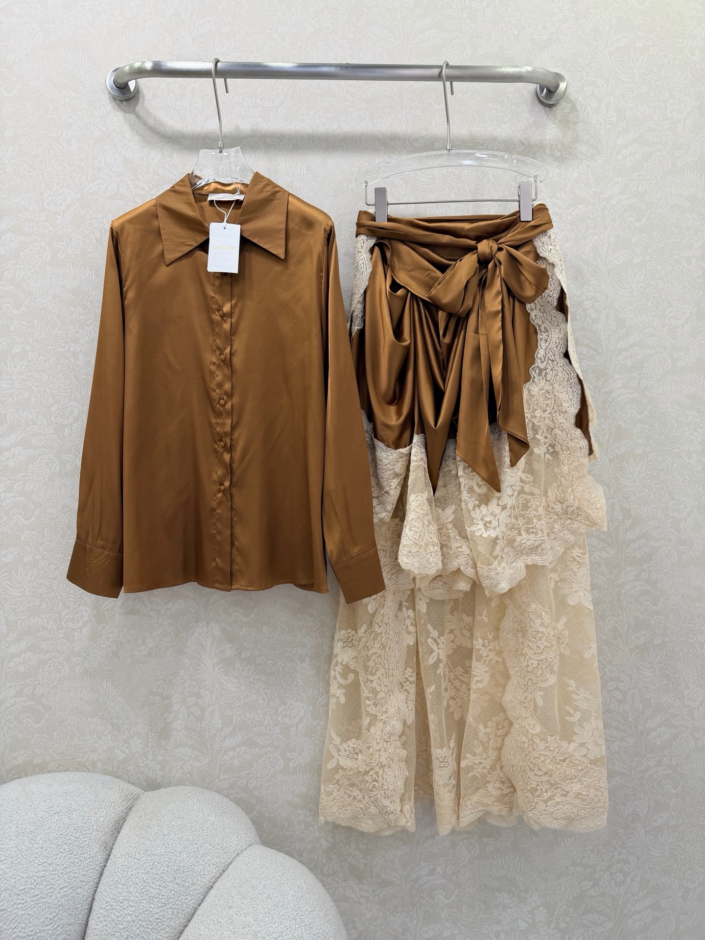 NO:677638,Shirt details Zimmerman* 26 new suit skirt, shirt and skirt combination, sold as a set. The shirt adopts a classic collar and long sleeve design. The front and cuffs are embellished with buttons. The cuffs are gathered. The skirt is super chic and heavy-duty design. The slits on both sides are spliced ​​with water-soluble lace. Paired with the fabric belt, the whole body is high-end and shows retro charm. Monochrome 4-code SMLXL B, Zimmerman-clothing, skirts,19860909衬衣细节Zimmerman*兹默曼26新款套装裙 衬衣半裙的组合 整套出售 衬衣采用经典领和长袖设计 前襟和袖口点缀纽扣 袖口缩褶处理 半裙超别致重工设计 两侧开叉拼接水溶蕾丝花边 搭配本布腰带整体高级又展现复古魅力气质.单色4码SMLXL B,兹默曼-服装,skirts,,Women's clothing