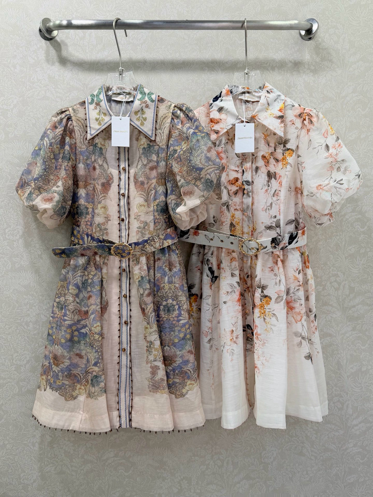 NO:677644,Zimmerman* Zimmerman 26 new flower bud short-sleeved waist dress is made of linen fabric, single-breasted lapel design, custom hardware and princess puff sleeves decorated with small round beads, floral print throughout, oversized hem and loose wide skirt cut, showing a sense of vitality and fashion. 2 colors and 4 codes SMLXL B, Zimmerman-clothing, skirts, T-shirt,19860909Zimmerman*兹默曼26新款花苞短袖收腰连衣裙 选用亚麻面料制成,翻领单排扣设计 定制五金和公主泡泡袖并饰以小圆珠装饰 整件花卉印花 下摆超大摆宽松的阔裙摆剪裁,展现活力时尚感.2色4码SMLXL B,兹默曼-服装,skirts,T-shirt,,Women's clothing