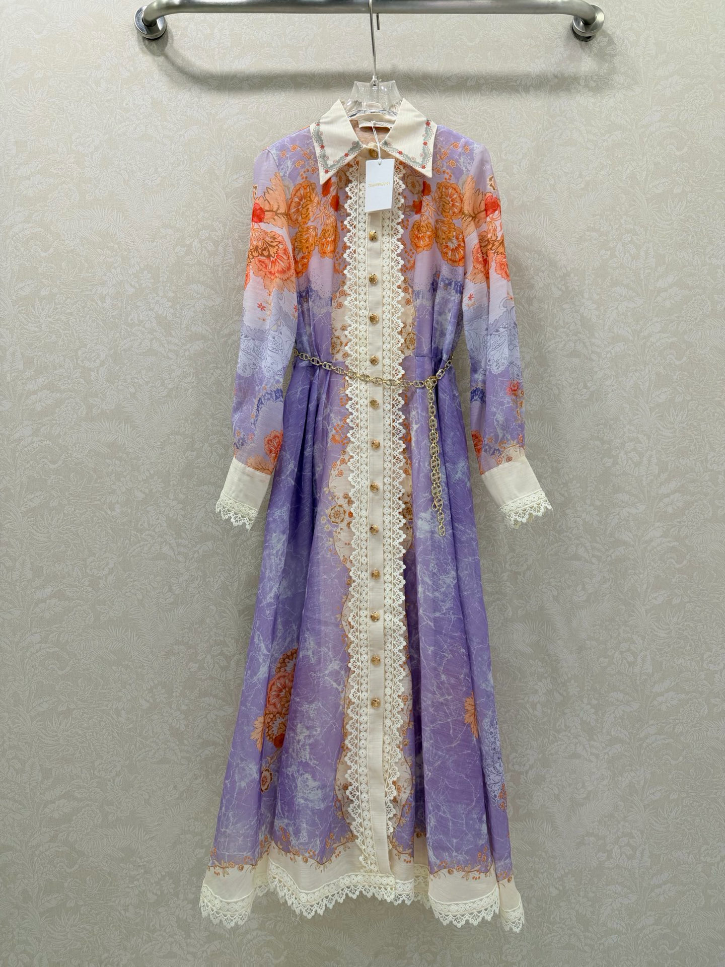 NO:677650,Zimmerman*/Merman 26 new early spring lace-trimmed long-sleeved dress with positioning floral lapels (long style), super beautiful color, lantern sleeve design, single row of custom hardware buttons on the front, cuffs tightened into puff sleeves, exquisite chain waist chain, waist-cinching skirt, oversized hem, full of sincerity, brand letter printing, super invincible fairy style, heavy work details, perfect replica of the counter style, full of high-end, super correct shape, casual wear will show your temperament  Long 3 colors and 4 sizes SMLXLB, Zimmerman-clothing, skirts,19860909Zimmerman*兹/默曼 26早春新款定位花翻领蕾丝边长袖连衣裙 (长款)超美腻的配色 灯笼袖设计前襟单排定制五金扣设计 袖口收紧变成泡泡袖 配送精美链条腰链腰身收腰裙身超大摆用料诚意满满 品牌字母印花超无敌仙女款 重工细节,完美复刻专柜款 高级感满满,版型超正 随意一搭都显气质 长款3色4码SMLXLB,兹默曼-服装,skirts,,Women's clothing