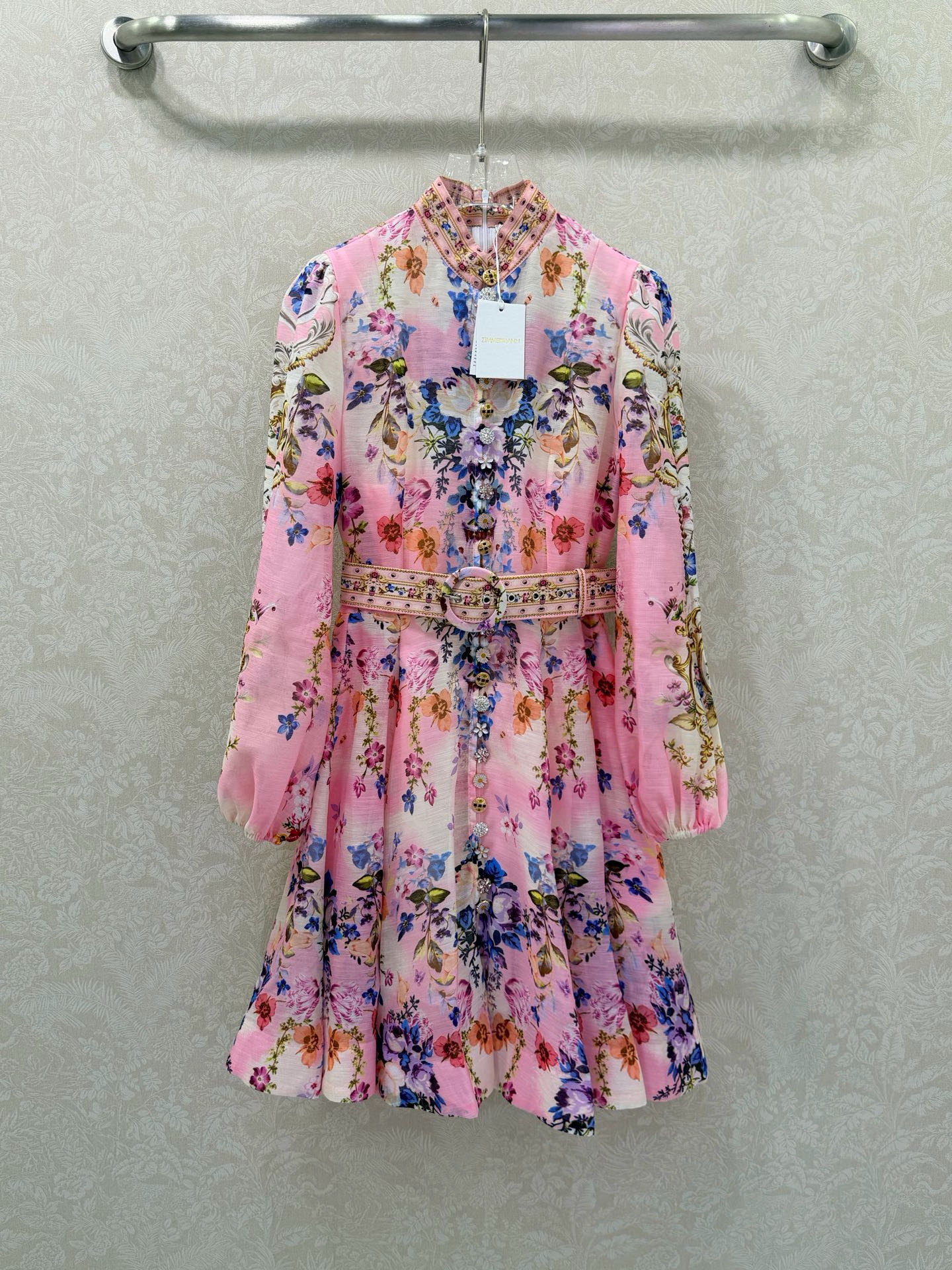 NO:677653,Zimmerman* 26 new colors stand-up collar short dress. Small stand-up collar and lantern sleeve design. Customized Duobao pattern hardware on the front. Super eye-catching. The cuffs are tightened into puff sleeves. Original fabric color belt is delivered. The skirt is oversized and the materials are full of sincerity. Super invincible fairy style. Heavy work details, perfect replica of the counter style. Full of high-end, super correct version.  Look stylish with any combination. 5 colors and 4 sizes SMLXLB, Zimmerman-clothing, skirts,19860909Zimmerman*兹/默曼 26新出花色立领短款连衣裙 小立领和灯笼袖设计 前襟定制多宝花样五金 超吸睛让人眼前一亮 袖口收紧变成泡泡袖 配送本布色系腰带 裙身超大摆用料诚意满满 超无敌仙女款 重工细节,完美复刻专柜款 高级感满满,版型超正 随意一搭都显气质5色4码SMLXLB,兹默曼-服装,skirts,,Women's clothing