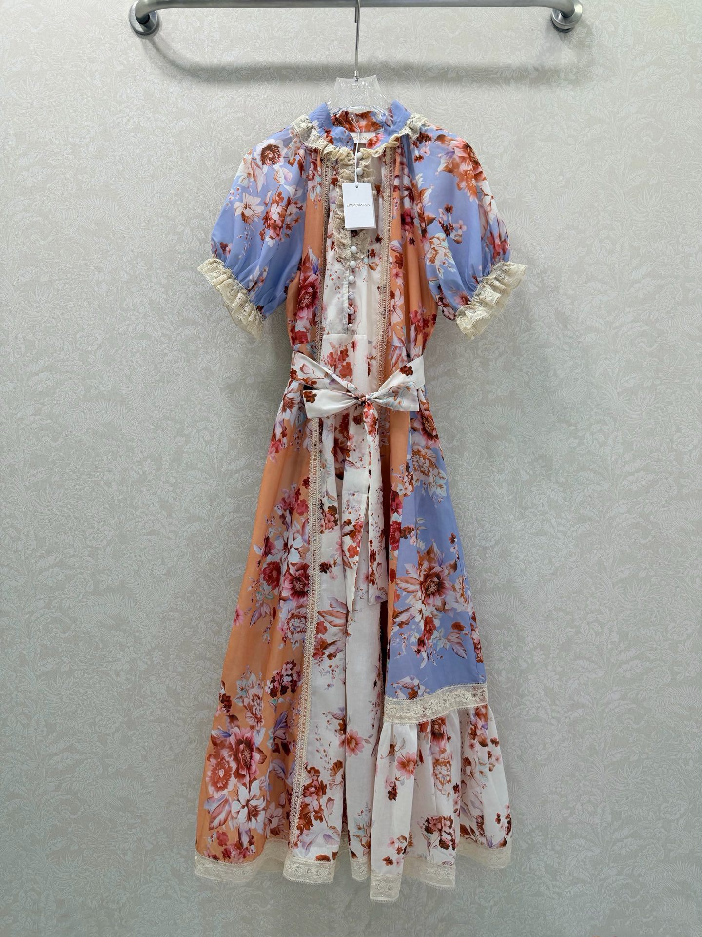 NO:677655,ZIMMERM*25 New Puff Sleeve Floral Contrast Dress. The neckline, cuffs and front are spliced ​​with lace. The oversized hem is full of materials. It is full of liveliness. The contrasting prints of different colors are scattered on the blue skirt. Matched with the main belt. Just the right puff sleeve design. It is comfortable and comfortable for daily wear, low-key and luxurious. The upper body is elegant and the retro holiday style is more sweet and pleasant. Monochrome size 4 SMLXLB, Zimmerman-clothing, skirts,19860909ZIMMERM*25新款泡泡袖碎花撞色连衣裙 领口袖口前襟拼接蕾丝边 超大摆裙摆用料十足 一整个活泼洋溢 不通颜色得撞色印花散落在蓝色裙子上 搭配本部腰带 恰到好处的泡泡袖设计 日常穿着舒适自在又低调奢华 版型上身气质优雅 复古度假风更加甜美可人 单色4码SMLXLB,兹默曼-服装,skirts,,Women's clothing