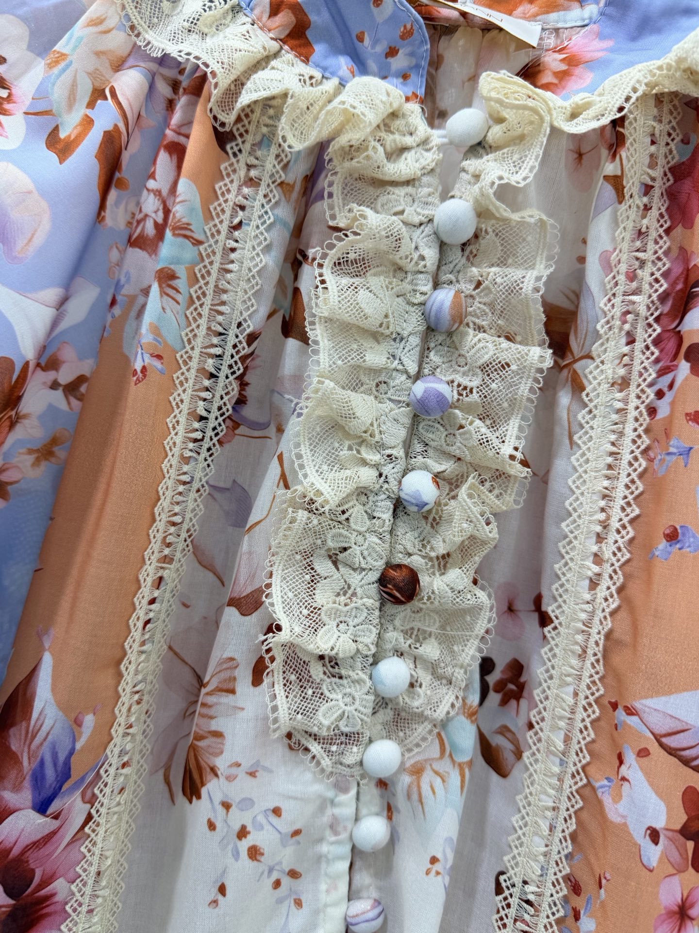 🔥🔥ZIMMERM*25新款泡泡袖碎花撞色连衣裙 领口袖口前襟拼接蕾丝边 超大摆裙摆用料十足 一整个活泼