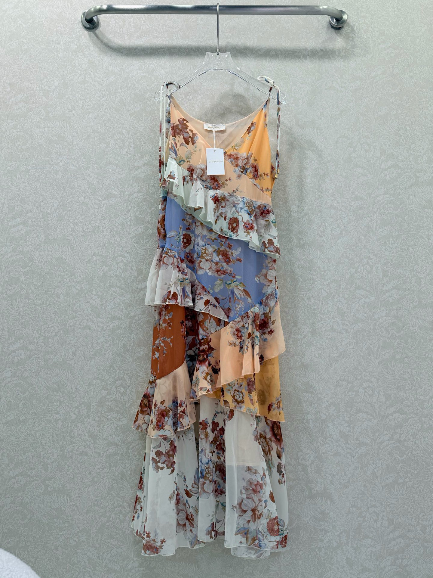 NO:677658,ZIMMERM*25 new sling shoulder strap floral contrast dress with irregular ruffles on the skirt and an oversized hem full of materials. The whole thing is lively. Contrast prints of different colors are scattered on the blue skirt. Just the right design. Comfortable and low-key luxury for daily wear. The upper body is elegant and retro vacation style is more sweet and pleasant. Single color size 4 SMLXLB, Zimmerman-clothing, skirts,19860909ZIMMERM*25新款吊带肩膀系带碎花撞色连衣裙 裙身不规则荷叶边 超大摆裙摆用料十足 一整个活泼洋溢 不通颜色得撞色印花散落在蓝色裙子上 恰到好处的设计 日常穿着舒适自在又低调奢华 版型上身气质优雅 复古度假风更加甜美可人 单色4码SMLXLB,兹默曼-服装,skirts,,Women's clothing