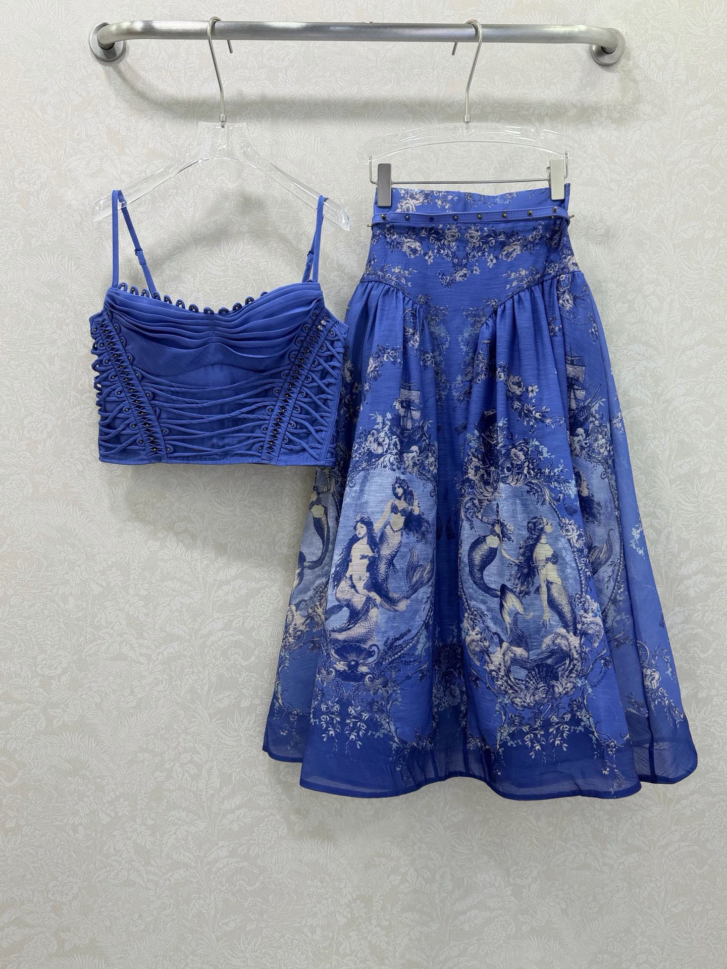 NO:710815,zimmerm*26 new suit skirt comes with super heavy craftsmanship!  The combination of a halter top and a wide skirt. The top is strapless and has a tight-fitting design. The skirt is matched with a belt and the waist is large. The skirt has a mermaid pattern that gives it a fairy atmosphere. It has a high-end feel. It is a retro healing outfit with an age-reducing girlish style. It has an elegant yet sweet temperament!  The two-piece set is designed with a small inner layer and is full of security. The version is versatile and not picky. The workmanship quality is visible. 2 colors and 4 sizes SMLXL, Zimmerman-clothing, skirts,19860909zimmerm*26新款套装裙 超重工艺来袭！吊带上衣大摆半裙的组合 上衣抹胸绑带收身设计 半裙搭配腰带手腰大裙摆 裙身美人鱼图案仙女氛围感满满 高级感看得见 复古治愈系穿搭 减龄少女风 气质优雅不失甜美！两件套设计有小内搭安全感满满 版型百搭不挑人 做工品质看得见 2色4码SMLXL,兹默曼-服装,skirts,,Women's clothing