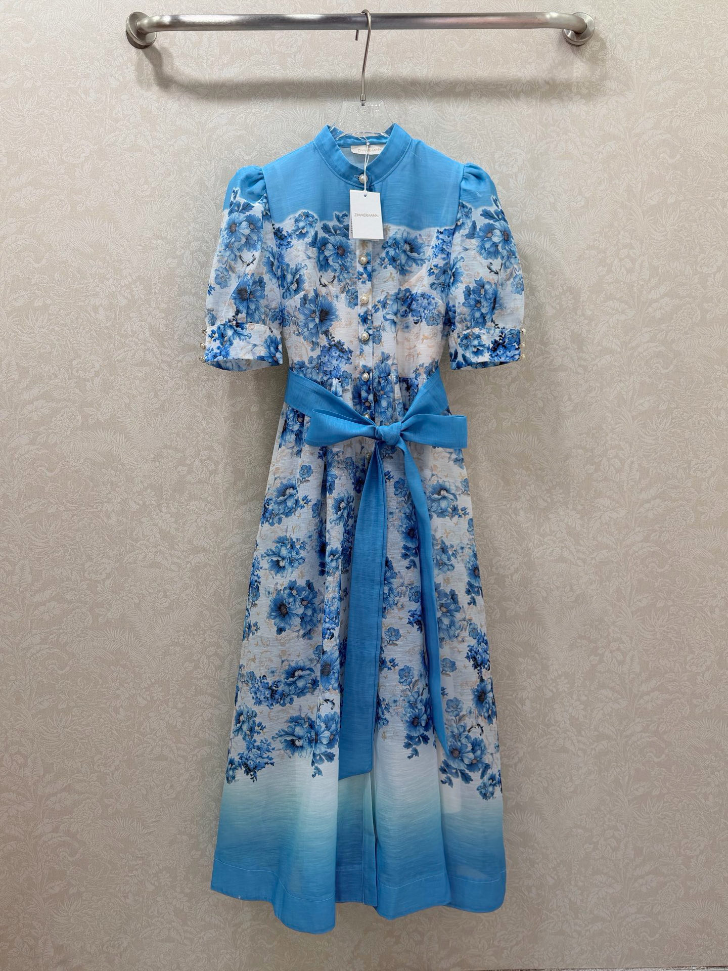 NO:689316,Zimmerman*/Zimmerman 26 new short-sleeved dress. Small stand-up collar puff sleeve positioning flower long dress. Made of linen fabric, designed with pearl button placket. Paired with original cloth belt. Decorated with ink positioning blue and white porcelain floral pattern, with loose wide skirt cut, showing a sense of vitality and fashion. Available in color code 4 SMLXL, Zimmerman-clothing, skirts, T-shirt,19860909Zimmerman*兹/默曼26新款短袖连衣裙 小立领泡泡袖定位花长款连衣裙 选用亚麻面料制成,采用珍珠纽扣门襟设计 搭配本布腰带 饰有水墨定位青花瓷的花卉图案,搭配宽松的阔裙摆剪裁,展现活力时尚感 但色4码SMLXL,兹默曼-服装,skirts,T-shirt,,Women's clothing