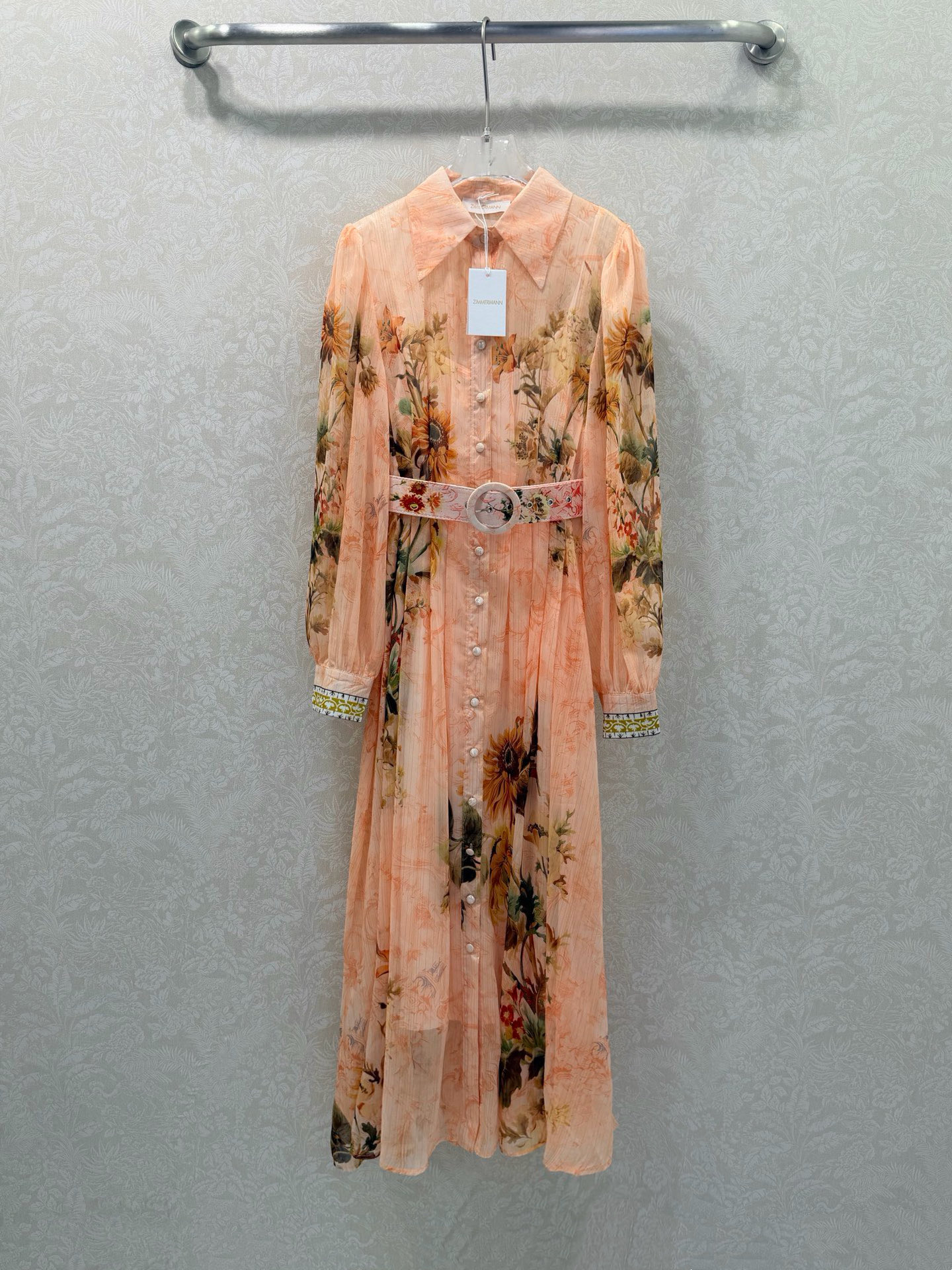 NO:689318,Zimmerman*/Merman 26 new early spring long-sleeved dress with floral lapels (long version), lantern sleeves design, single row of genuine fabric buttons on the front, pleated skirt, tightened cuffs to become puff sleeves, custom-made fabric belt to tighten the waist, oversized hem of skirt, full of sincerity, brand letter printing super invincible fairy style, heavy work details, perfect reproduction of the counter style, full of high-end, super correct shape, casual wear will show your temperament  Solid color size 4 SMLXL, Zimmerman-clothing, skirts,19860909Zimmerman*兹/默曼 26早春新款定位花翻领长袖连衣裙（长款）灯笼袖设计前襟单排本布包扣 裙身褶皱 袖口收紧变成泡泡袖 配送本布定制腰带腰身收腰 裙身超大摆用料诚意满满 品牌字母印花超无敌仙女款 重工细节,完美复刻专柜款 高级感满满,版型超正 随意一搭都显气质 单色4码SMLXL,兹默曼-服装,skirts,,Women's clothing