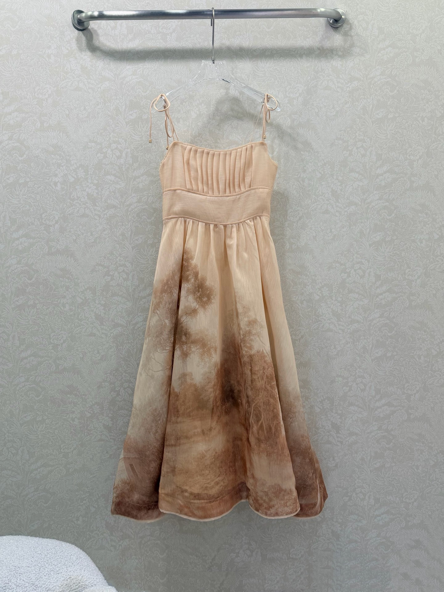 NO:689323,ZIMMERM*25 new sling ink print dress, shoulder straps with rope decoration, pleats on the chest, waist-cinching jungle print at the hem, pleats on the waist to outline the waistline, invisible zipper opening and closing, waist-cinching and oversized skirt, the fairy is overall high-class and shows retro charm. Monochrome size 4 SMLXL Bl, Zimmerman-clothing, skirts,19860909ZIMMERM*25新款吊带水墨印花连衣裙 肩带系绳装饰 胸前褶皱收腰下摆丛林彩绘印花 腰身褶皱勾勒腰线让人眼前一亮,隐形拉链开合,腰部收腰超大摆裙摆仙女本仙整体高级又展现复古魅力气质.单色4码SMLXL Bl,兹默曼-服装,skirts,,Women's clothing