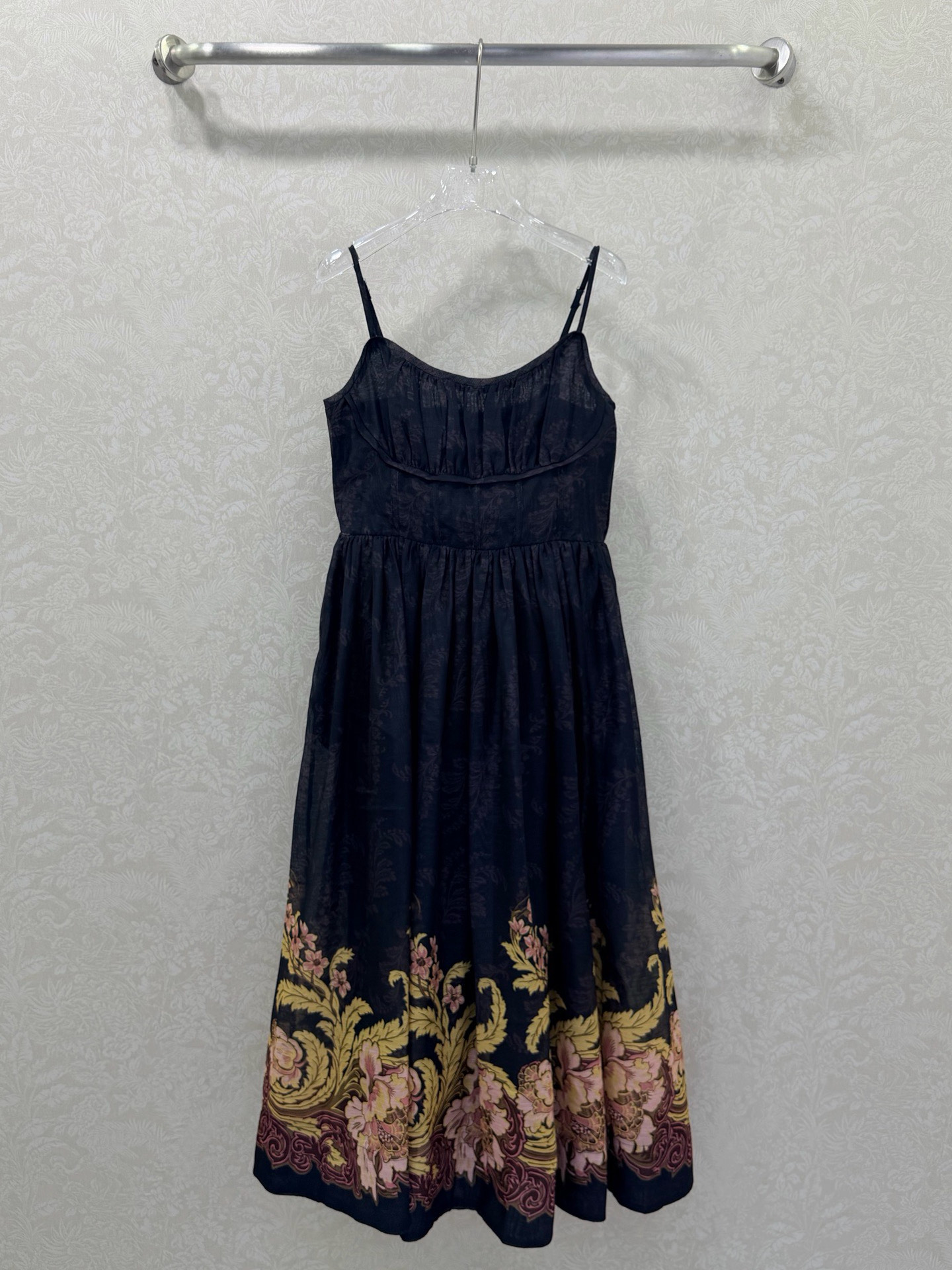 NO:689321,ZIMMERM*25 new sling positioning print dress, overall dark pattern printing, chest pleats, waist-cinching positioning printing at the hem, waist pleats to outline the waistline, invisible zipper opening and closing, waist-cinching fit, oversized skirt, Fairy Benxian is overall advanced and shows retro charm. Monochrome size 4 SMLXL Bl, Zimmerman-clothing, skirts,19860909ZIMMERM*25新款吊带定位印花印花连衣裙 整体暗纹印花胸前褶皱收腰下摆定位印花 腰身褶皱勾勒腰线让人眼前一亮,隐形拉链开合,腰部收腰搭 超大摆裙摆仙女本仙整体高级又展现复古魅力气质.单色4码SMLXL Bl,兹默曼-服装,skirts,,Women's clothing