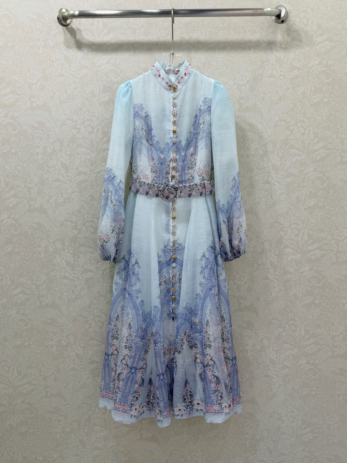 NO:689325,Zimmerman* 26 new color long dress with stand-up collar. Small stand-up collar and lantern sleeve design. Customized multi-treasure pattern hardware on the front. Super eye-catching. The cuffs are tightened to become puff sleeves. Comes with original fabric color belt. The skirt is oversized and the materials are full of sincerity. Super invincible fairy style. Heavy workmanship details, perfect replica of the counter style. Full of high-end feeling, super correct fit. It shows your temperament in any casual wear.  4 colors and 4 codes SMLXL, Zimmerman-clothing, skirts,19860909Zimmerman*兹/默曼 26新出花色立领长款连衣裙 小立领和灯笼袖设计 前襟定制多宝花样五金 超吸睛让人眼前一亮 袖口收紧变成泡泡袖 配送本布色系腰带 裙身超大摆用料诚意满满 超无敌仙女款 重工细节,完美复刻专柜款 高级感满满,版型超正 随意一搭都显气质 4色4码SMLXL,兹默曼-服装,skirts,,Women's clothing