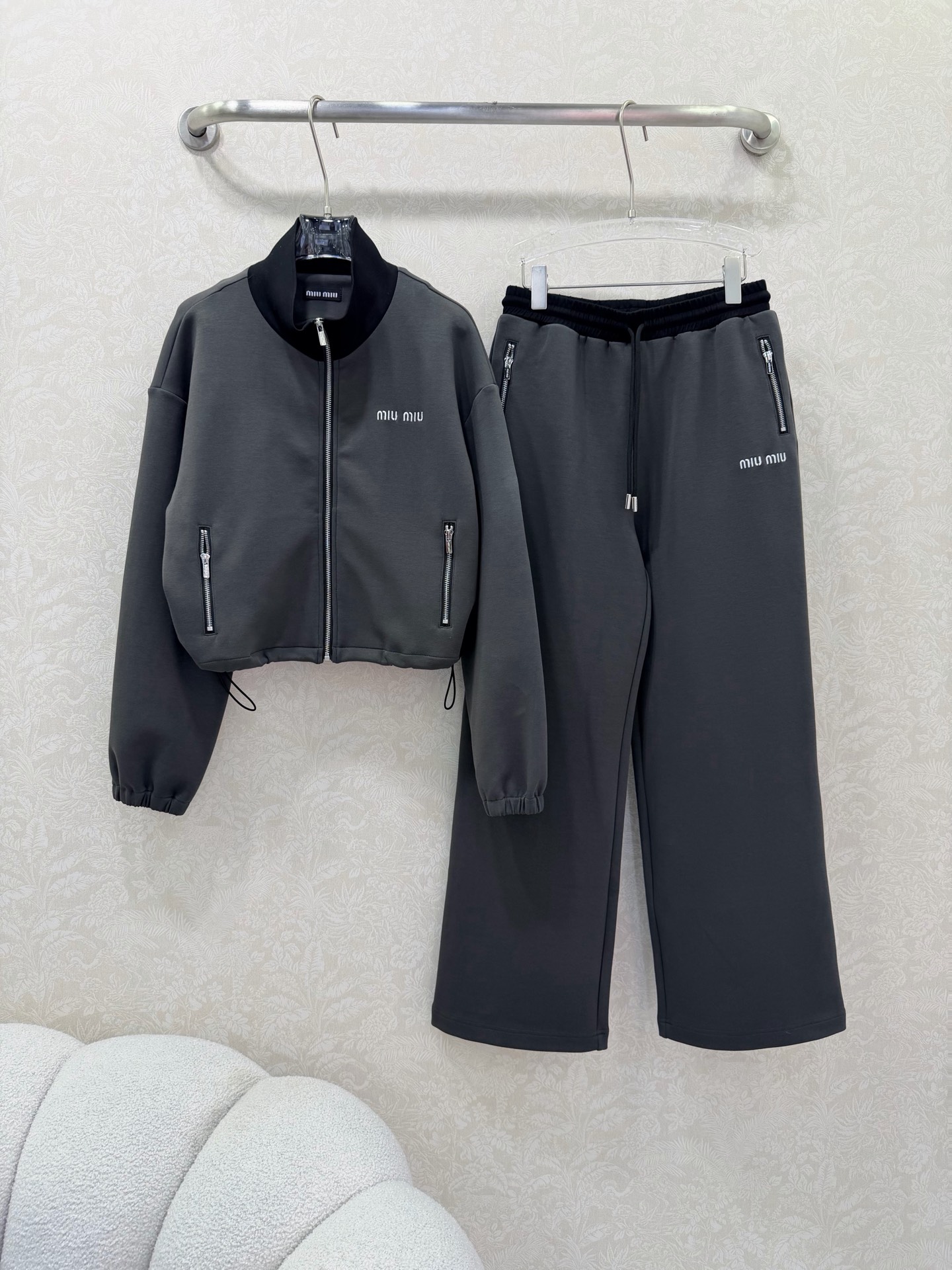 NO:689492,Miumi*26 new air cotton suit, a combination of jacket and wide-leg pants. Air cotton material, high-end texture, full appearance, casual and sweet and cool style welded on the body!  The short zipper is paired with a straight tube, and the neat tailoring outlines a casual silhouette. The small logo embroidery is low-key and highlights the brand texture. The soft and waxy fabric is skin-friendly and comfortable. You don’t have to worry about matching it when you wear it when you go out. It is easy to handle the lazy and exquisite style. Customized fabrics and accessories. Look for the version. High version SML, Miu Miu-clothing, miumiu, jackets & coats,19860909Miumi*26新款空气棉套装 外套阔腿裤的组合 空气棉材质,质感高级,品相十足,休闲把甜酷风焊在身上了！短款拉链搭配直筒,利落的剪裁勾勒出随性的版型,小logo刺绣低调又彰显品牌质感,软糯的面料亲肤又舒适,一套穿出门不用费心搭配,轻松拿捏慵懒又精致的风格.定制面辅料 认准版本 高版本SML,缪缪-服装,miumiu,jackets & coats,,Women's clothing