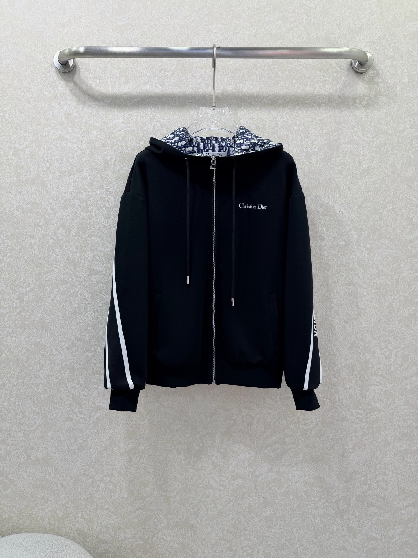 NO:689484,Dio*26 new hooded drawstring zipper sweatshirt jacket is comfortable, soft and stylish, and has a hooded zipper sweatshirt jacket style. The black hooded zipper is also very simple and stylish!  Pure black background color with exquisite embroidery logo, white letter webbing on the side quietly brightens up the design. The loose version is super friendly to all body types. Whether it is worn outside or alone, it can be easily worn casually and high-end, with practical wearability and appearance. Customized fabrics and accessories. Look for the correct version. High version SML, Dior-clothing, dior, dior, hoodie, sweatshirts, jackets & coats, hats,19860909Dio*26新款连帽抽绳拉链卫衣外套 舒适软糯,穿搭洋气,连帽拉链卫衣外套版型,黑色连帽拉链也太戳简约风审美了！纯黑底色搭配精致的刺绣logo,侧边的白色字母织带悄悄点亮设计感,宽松的版型对各种身材都超友好,不管是外搭还是单穿,都能轻松穿出随性又高级,实穿性和颜值直接拉满.定制面辅料 认准版本 高版本 SML,迪奥-服装,dior,dior,hoodie,sweatshirts,jackets & coats,hats,,Women's clothing