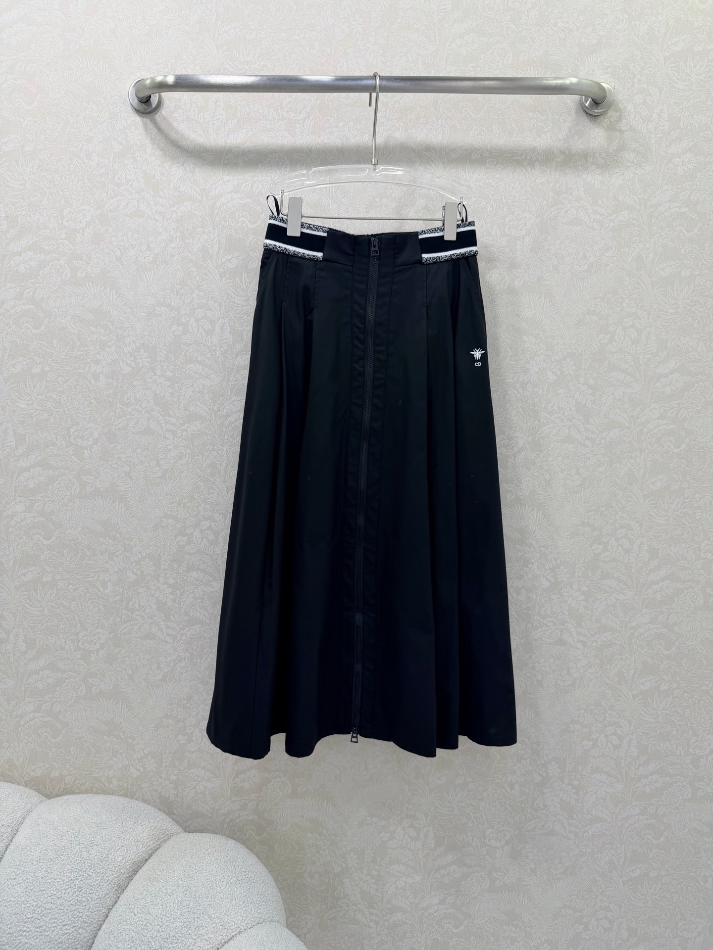 NO:689499,DIO*26 new waist webbing high-waisted umbrella-shaped zipper skirt. Customized twill cotton material. High-grade texture. Glossy and smooth. High-waisted umbrella skirt version. Both sides and back waist are designed with letter logo webbing. The waist is narrowed to show the curves. The skirt is embroidered with little bees. The mid-open zipper is matched with a substantial umbrella-shaped skirt. It floats when walking. Easily shows off the charm of long legs. Modifies the leg curves and accommodates the figure. Classic color retro and modern. Easily wear French beauty style.  2 colors ready for sale sml, Dior-clothing, dior, dior, skirts,19860909DIO*26新款腰头织带高腰伞状拉链半裙 定制斜纹棉材质 质感高级 光泽垂顺 高腰伞裙版型 两腰侧以及后腰以字母logo织带设计 收腰更显曲线美 裙身小蜜蜂刺绣 中开拉链搭配分量十足的伞状裙摆 行走之间飘荡起伏 轻松彰显长腿魅力 修饰腿部曲线包容身材 经典配色复古摩登 轻松穿搭出法式大美女风格 2色现货发售sml,迪奥-服装,dior,dior,skirts,,Women's clothing
