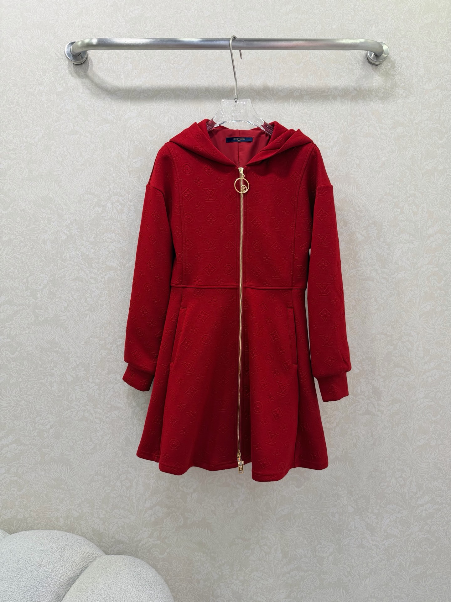 NO:689487,Louis Vuitt*n*26 new casual sports hooded waist dress. The overall presbyopic logo dark pattern printing. Customized hardware. It’s really beautiful~~ The classic presbyopic small leather decoration on the side is casual, retro and fashionable. The simple line outline is very sporty. A must-have for lazy people. Get a sweet and rebellious girly feel in seconds. It can be used for both daily leisure and commuting. It directly brings the casual and sports atmosphere to the high version. Look for quality 2 colors and 3 codes SML, Louis Vuitton-clothing, louis  vuitton,louis vuitton,skirts,hats,19860909Louis Vuitt*n*26新款休闲运动连帽收腰连衣裙 整体老花logo暗纹印花 定制五金 真的太美腻啦~~侧边经典老花小皮革装饰 休闲复古又时髦 简约的线条轮廓很有运动感 懒人必备 起来秒get甜酷叛逆的少女感 不管是日常休闲还是通勤都能兼具 直接把休闲运动氛围拉满高版本认准品质2色3码SML,路易威登-服装,louis vuitton,louis vuitton,skirts,hats,,Women's clothing