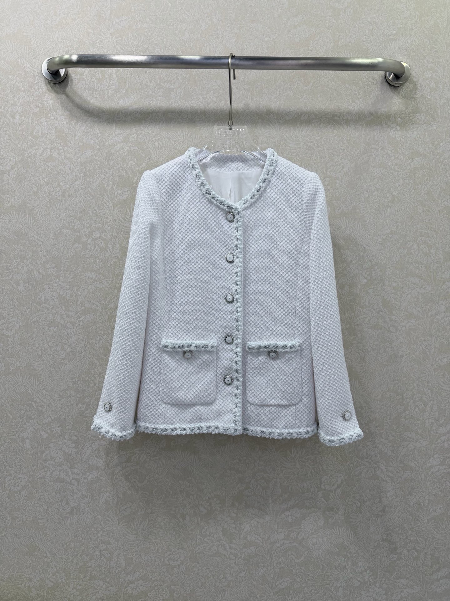 NO:689482,Chane*l  The new 26C Advanced Handicraft Workshop series is made of imported woolen woolen material with round neck and bound edges. It has high-end texture and full appearance. The round neck dress style and shoulder pad design fit the human body and make the figure more slender and straight. The classic tweed creates a rich little fragrance atmosphere and contrasting raw edges.  The trim outlines the delicate silhouette, and the metal buttons with diamonds serve as the finishing touch, perfectly blending elegance and retro. The simple round neck version is not flattering on the body shape. Whether it is worn to create a ladylike temperament or to create a casual and sophisticated feel, it is a classic item that can be worn in the wardrobe for many years.  Ceiling version Silk jacquard lining Customized surface accessories Look for version High version 2 colors black white SML, Chanel-clothing, chanel, chanel, real silk,19860909Chane*l 26C高级手工坊系列新款圆领捆边进口粗纺羊毛呢材质,质感高级,品相十足,圆领洋装版型,垫肩设计贴合人体,更显身姿纤细挺拔,经典粗花呢打造出浓郁的小香风氛围,撞色的毛边镶边勾勒出精致轮廓,带钻金属纽扣作为点睛之笔,将优雅与复古完美融合.简约的圆领版型不挑身形,不管是搭配营造名媛气质,还是配打造休闲精致感,都是衣橱里能穿多年的经典单品. 天花板版本 真丝提花内衬 定制面辅料 认准版本 高版本 2色 黑色 白色 SML,香奈儿-服装,chanel,chanel,real silk,,Women's clothing