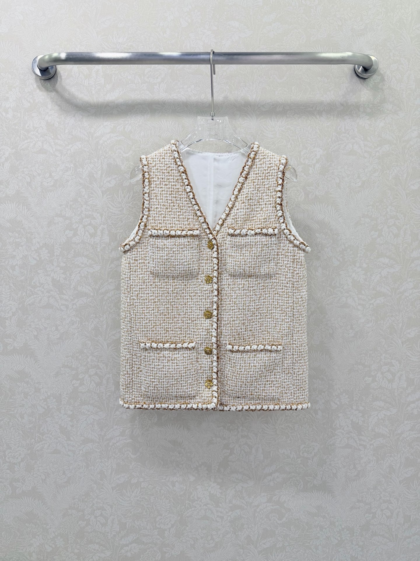 NO:689477,Chane*l 26C Advanced Handicraft Workshop Series New Round Neck Bound Edge Imported Woolen Material Beige and Gold Silk Tweed Vest is a top-notch version!  The hand-picked 100% silk-lined version blends the delicacy of Paris haute couture into the texture of tweed. The off-white background is intertwined with fine gold threads, and the tweed weave has a retro texture. The V-neck sleeveless tailoring neatly outlines the shoulder and neck lines, and the metal buttons and raw edge details are engraved with classics. Wearing alone and layering can unlock the elegance and laziness of early spring. Available now SML, Chanel - Clothing, chanel, chanel, real silk,19860909Chane*l 26C高级手工坊系列新款圆领捆边进口粗纺羊毛呢材质 米白拼金丝粗花呢马甲顶级高版出品！手工挑边 百分百真丝内衬版本 把巴黎高定的精致揉进粗花呢肌理里.米白底色交织金丝细闪,粗花呢编织自带复古肌理感,V领无袖剪裁利落勾勒肩颈线条,金属纽扣与毛边细节镌刻经典,单穿叠搭都能解锁早春的优雅慵懒.现货发售SML,香奈儿-服装,chanel,chanel,real silk,,Women's clothing