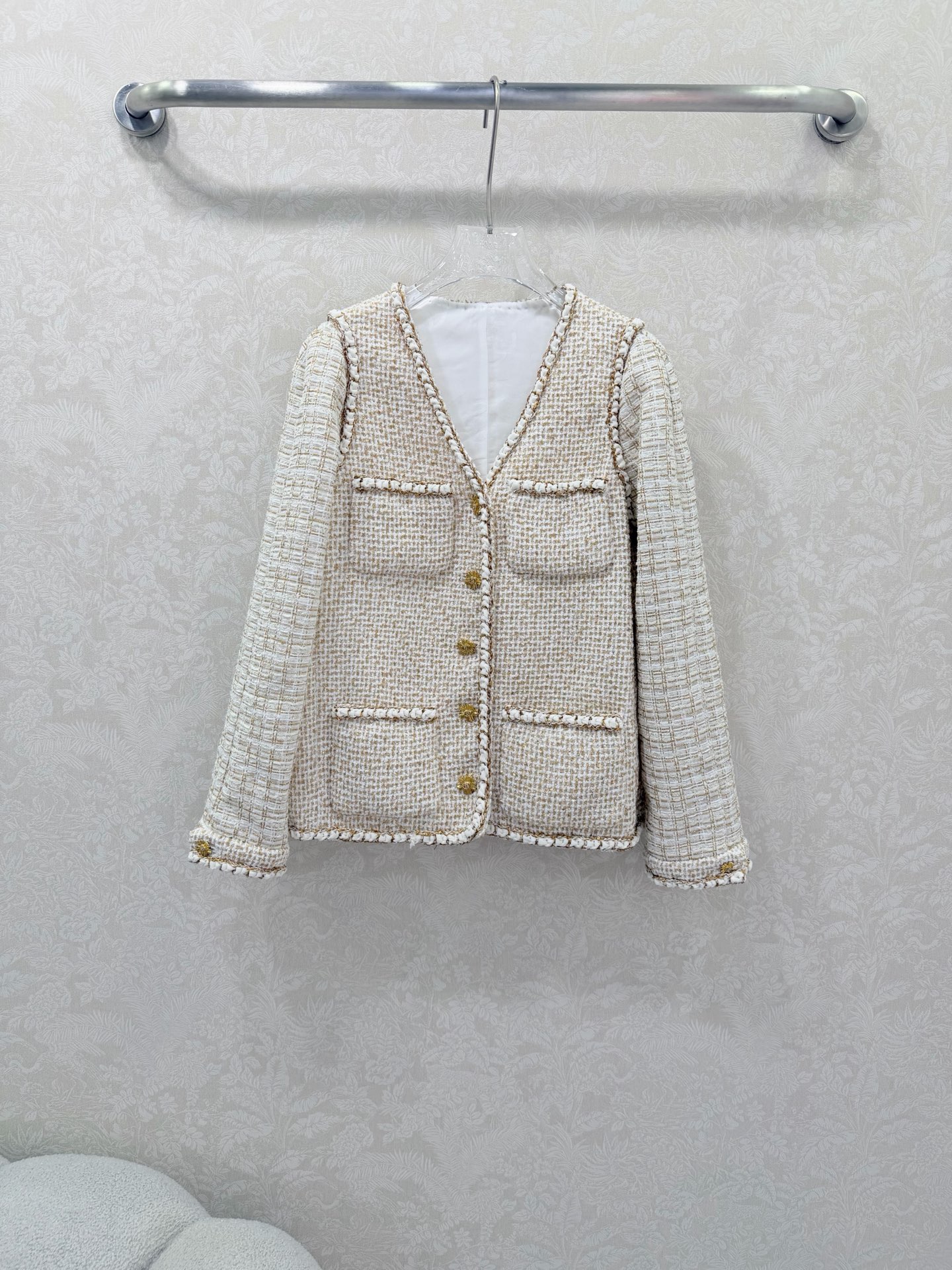 NO:689474,Chane*l 26C Advanced Handicraft Workshop Series New Round Neck Bound Jacket Made of Imported Woolen Wool!  Hand picked edges 100% silk lined version  Made of tweed fabric intertwined with rice and gold, the delicate woven texture is combined with the luster of gilded threads, giving it a noble atmosphere. The classic V-neck design elongates the neck line, the single row of metal buttons and double pocket details echo the brand's craftsmanship, and the raw edge treatment adds a casual texture; the loose fit is suitable for a variety of body shapes.  , can be matched with jeans or velvet trousers, and can be easily controlled whether it is exquisite lady style or casual mix and match style. It is an iconic item in the 26C series that is both collectible and practical. Available in stock SML, Chanel-clothing, chanel, chanel, jackets  & coats,real silk,19860909Chane*l 26C高级手工坊系列新款圆领捆边外套 进口粗纺羊毛呢材质 ！手工挑边 百分百真丝内衬版本 以米金交织的粗花呢面料打造,细腻的编织肌理糅合鎏金丝线光泽,自带贵气氛围感.经典V领设计拉长颈部线条,单排金属纽扣与双口袋细节呼应品牌匠艺,边缘毛边处理更添随性质感；宽松的版型适配多种身形,可搭配、牛仔装或丝绒裤装,无论是精致名媛风还是休闲混搭风都能轻松驾驭,是26C系列中兼具典藏与实穿性的标志性单品.现货发售SML,香奈儿-服装,chanel,chanel,jackets & coats,real silk,,Women's clothing