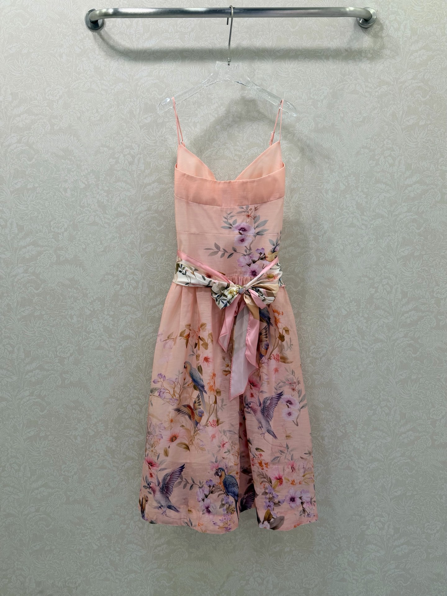 NO:689510,ZIMMERM*25 new suspender dress. The strapless style has a waist and an oversized skirt. It is full of materials. It is paired with a silk scarf belt of the same color. The whole thing is lively. Parrot flower prints are scattered on the skirt. Just the right design. Comfortable and low-key luxury for daily wear. The upper body is elegant and the retro holiday style is more sweet and lovely. Single color size 4 SMLXL, Zimmerman-clothing, loro piana, skirts,19860909ZIMMERM*25新款吊带连衣裙 抹胸款收腰超大摆裙摆用料十足 搭配同色调丝巾腰带.一整个活泼洋溢 鹦鹉花卉印花散落在裙子上 恰到好处的设计 日常穿着舒适自在又低调奢华 版型上身气质优雅 复古度假风更加甜美可人 单色4码SMLXL,兹默曼-服装,loro piana,skirts,,Women's clothing