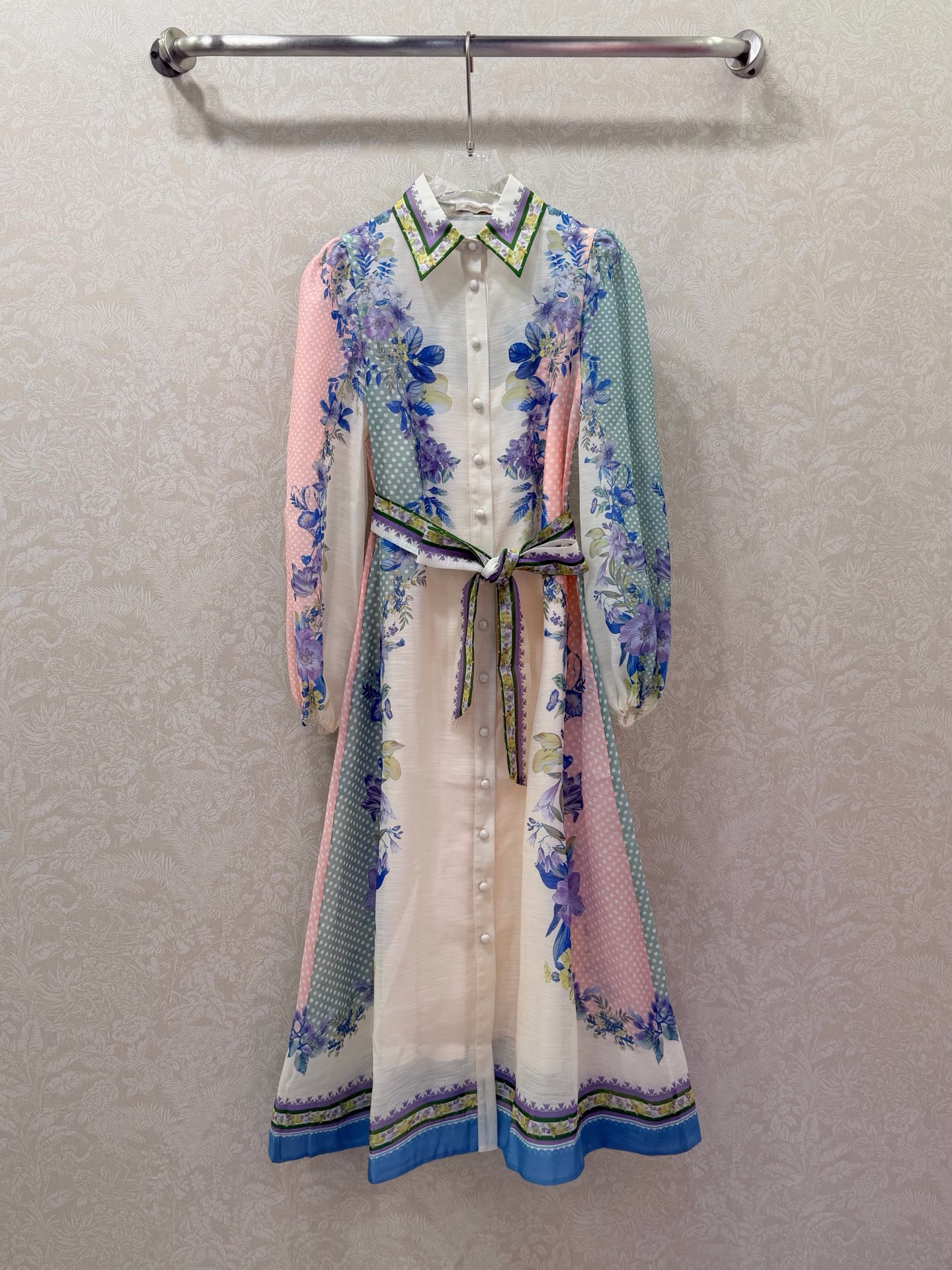 NO:689514,Zimmerman*/Merman 26 new positioning flower series for early spring. Flowers and retro prints are the best. A super beautiful dress with lapels and long sleeves is coming. Single-breasted cuffs at the front are tightened to become puff sleeves. Customized fabric belts are delivered at the waist. Skirt printing. Oversized hem. Full of sincerity. Super invincible fairy style. Heavy work details, perfect reproduction of counter style. Full sense of high-end, super correct version. It shows temperament in any casual wear.  3 colors and 4 codes SMLXL, Zimmerman-clothing, loro piana, skirts,19860909Zimmerman*兹/默曼 26早春新款定位花系列 繁花锦簇复古印花绝绝子 翻领长袖超美腻的连衣裙来袭 前襟单排扣袖口收紧变成泡泡袖 腰部配送定制本布腰带 裙身印花 超大摆用料诚意满满 超无敌仙女款 重工细节,完美复刻专柜款 高级感满满,版型超正 随意一搭都显气质 3色4码SMLXL,兹默曼-服装,loro piana,skirts,,Women's clothing