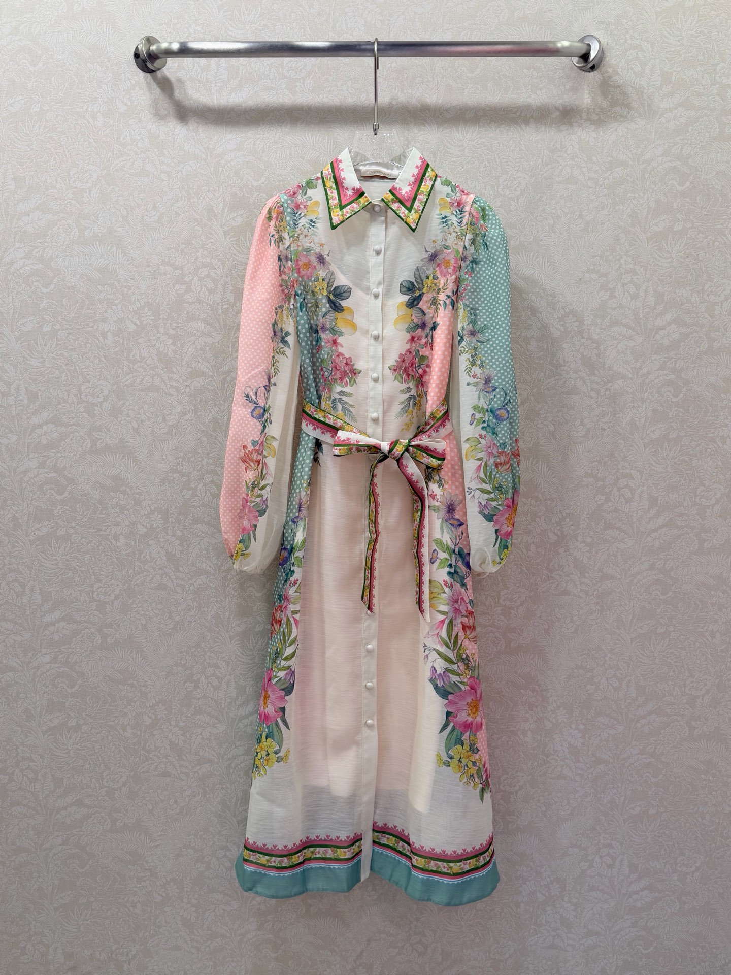 NO:689517,Zimmerman*/Merman 26 new positioning flower series for early spring. Flowers and retro prints are the best. A super beautiful dress with lapels and long sleeves is coming. Single-breasted cuffs at the front are tightened to become puff sleeves. Customized fabric belts are delivered at the waist. Skirt printing. Oversized hem. Full of sincerity. Super invincible fairy style. Heavy work details, perfect reproduction of counter style. Full sense of high-end, super correct version. It shows temperament in any casual wear.  2 colors and 4 codes SMLXL, Zimmerman-clothing, loro piana, skirts,19860909Zimmerman*兹/默曼 26早春新款定位花系列 繁花锦簇复古印花绝绝子 翻领长袖超美腻的连衣裙来袭 前襟单排扣袖口收紧变成泡泡袖 腰部配送定制本布腰带 裙身印花 超大摆用料诚意满满 超无敌仙女款 重工细节,完美复刻专柜款 高级感满满,版型超正 随意一搭都显气质 2色4码SMLXL,兹默曼-服装,loro piana,skirts,,Women's clothing