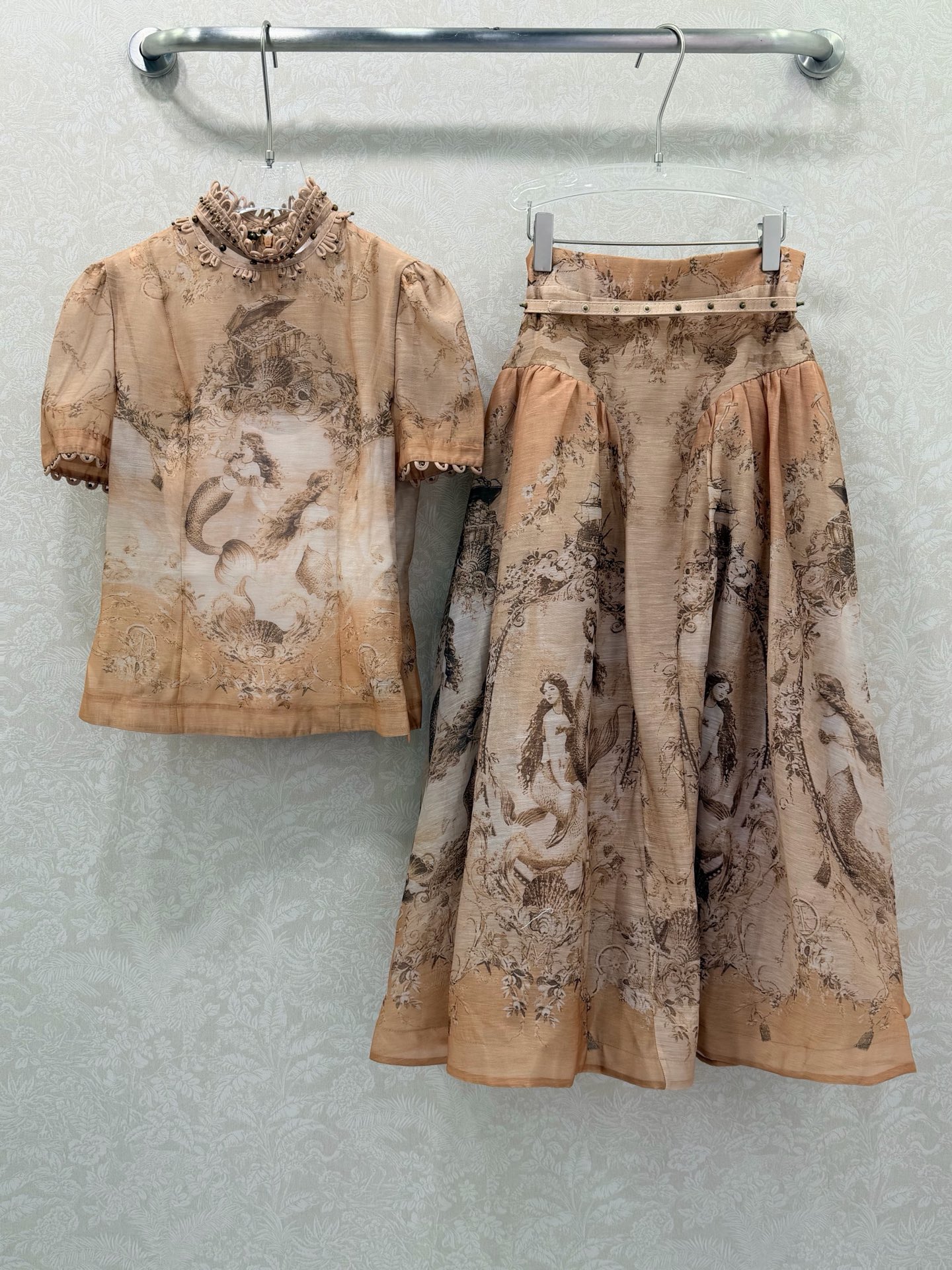 NO:689521,Half skirt details zimmerm*26 new suit skirt super heavy craftsmanship is coming!  The combination of a short-sleeved top and a wide skirt. The stand-up collar of the top is exquisitely decorated with water-soluble flowers. The body-constricting design. The skirt is matched with a belt. The skirt has a large hem. The mermaid pattern on the skirt is full of fairy atmosphere. The sense of luxury is visible. Retro healing style. Age-reducing girlish style. Elegant yet sweet!  The two-piece set is versatile and easy to match, and the workmanship quality is visible. Solid color size 4 SMLXL, Zimmerman-clothing, loro piana, skirts, T-shirt,19860909半裙细节zimmerm*26新款套装裙 超重工艺来袭！短袖上衣大摆半裙的组合 上衣立领水溶花精美装饰 收身设计 半裙搭配腰带 大裙摆 裙身美人鱼图案仙女氛围感满满 高级感看得见 复古治愈系穿搭 减龄少女风 气质优雅不失甜美！两件套设计版型百搭不挑人 做工品质看得见 单色4码SMLXL,兹默曼-服装,loro piana,skirts,T-shirt,,Women's clothing