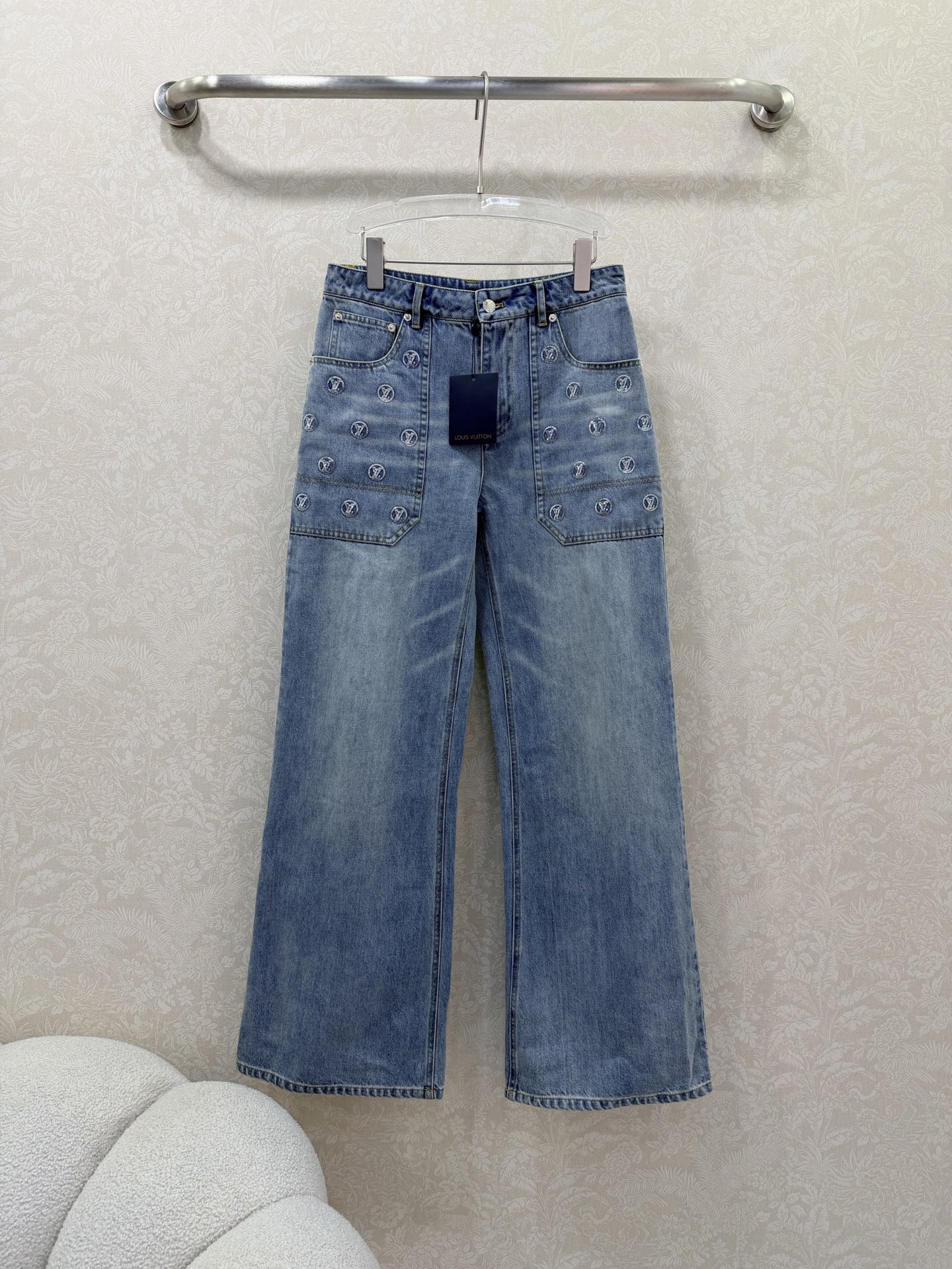 NO:689675,Louis vuitto*26 new early spring ski series gold coin sequined Danny denim series!  High version MONOGRAM pocket embroidered logo denim trousers!  Classic straight-leg pants are fashionable and high-end!  Heavy industry full positioning embroidery, original customized enzyme retro washed denim fabric, classic mid-high-waisted straight-leg pants shape that is versatile and not flattering, making the upper body look slimmer!  Highly recommended casual temperament items. Customized leather tags with hardware accessories. Monochrome 3-code SML, Louis Vuitton-clothing, louis vuitton, louis vuitton,19860909Louis vuitto*26早春新款滑雪系列金币珠片丹尼牛仔系列！高版本 MONOGRAM口袋刺绣logo牛仔长裤！经典直筒裤型时髦又高级！重工全定位刺绣,原版定制酵素复古洗水丹宁牛仔面料,经典中高腰直筒裤形百搭不挑人上身巨显瘦！强烈推荐休闲气质单品.定制五金配件皮牌.单色3码SML,路易威登-服装,louis vuitton,louis vuitton,,Women's clothing