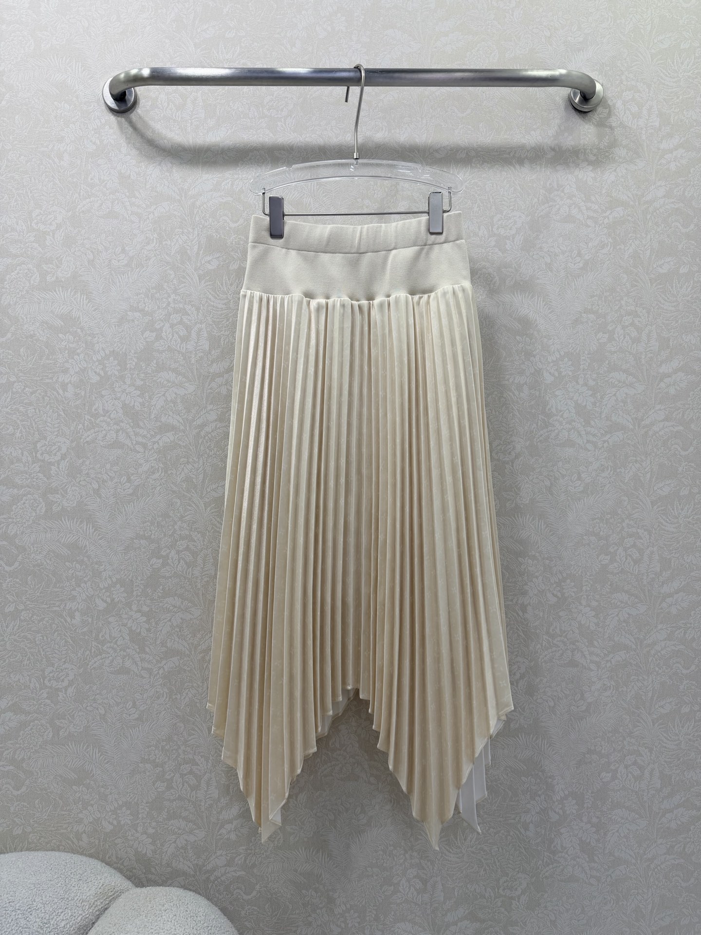 NO:701077,LOUIS VUITT*N Louis/Vuitton 26 new early spring new irregular pleated pleated skirt, super simple and elegant imitation satin print series, ribbed knitting at the waist, irregular skirt, not only high-end but also very retro, directly filling the elegant atmosphere!  There is no choice of audience at all. Whether it is leisure or office, it is easy to get a full outfit with a high-end sense. The upper body is fashionable and versatile. High-quality workmanship depends on the details. 2 colors and 3 codes SML, Louis Vuitton-clothing, louis vuitton, louis vuitton, loro piana, skirts, silk fabric,19860909LOUIS VUITT*N路易/威登 26早春新款不规则压褶褶皱半裙 超级简单大气的仿绸缎印花系列 腰头螺纹针织 裙摆不规则 不仅高档又十分复古,气质感氛围直接拉满！完全不挑受众群体 不管是休闲还是办公轻松搞定满满的穿搭高级感上身洋气百搭,高品质做工看细节 2色3码SML,路易威登-服装,louis vuitton,louis vuitton,loro piana,skirts,silk fabric,,Women's clothing