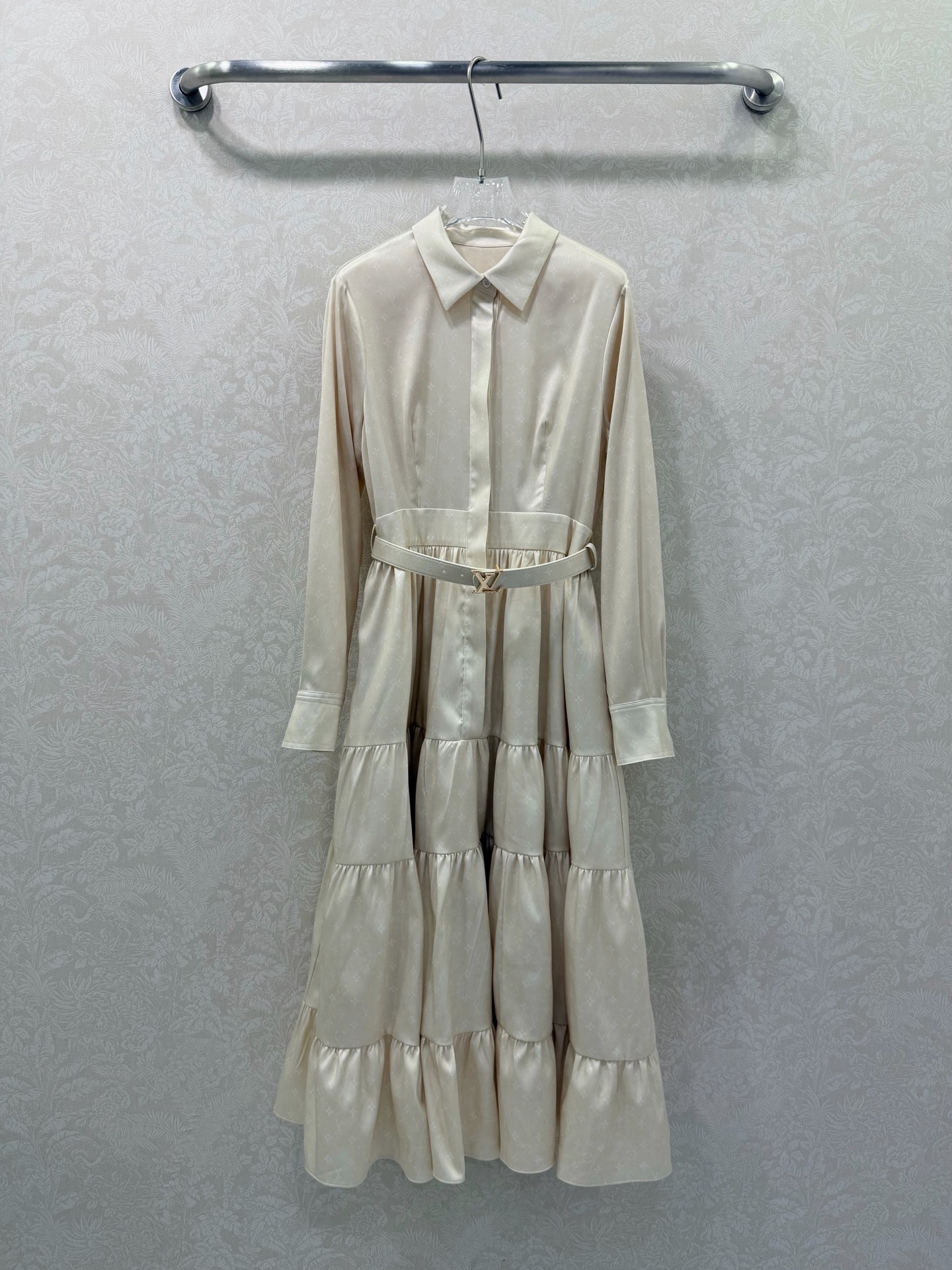 NO:701081,LOUIS VUITT*N Louis/Vuitton's 26 new early spring long-sleeved dress. Super simple and elegant imitation satin print series. Lapel long sleeves with customized logo hardware belt. The small puff cake at the hem is not only high-end but also very retro. It directly fills the elegant atmosphere!  There is no choice of audience at all. Whether it is leisure or office, it is easy to get a full outfit with a high-end sense. The upper body is fashionable and versatile. High-quality workmanship depends on the details. 2 colors and 3 codes SML, Louis Vuitton-clothing, louis vuitton, louis vuitton, loro piana, skirts, silk fabric,19860909LOUIS VUITT*N路易/威登 26早春新款长袖连衣裙 超级简单大气的仿绸缎印花系列 翻领长袖搭配定制logo五金皮带 下摆小蓬蛋糕不仅高档又十分复古,气质感氛围直接拉满！完全不挑受众群体 不管是休闲还是办公轻松搞定满满的穿搭高级感上身洋气百搭,高品质做工看细节 2色3码SML,路易威登-服装,louis vuitton,louis vuitton,loro piana,skirts,silk fabric,,Women's clothing