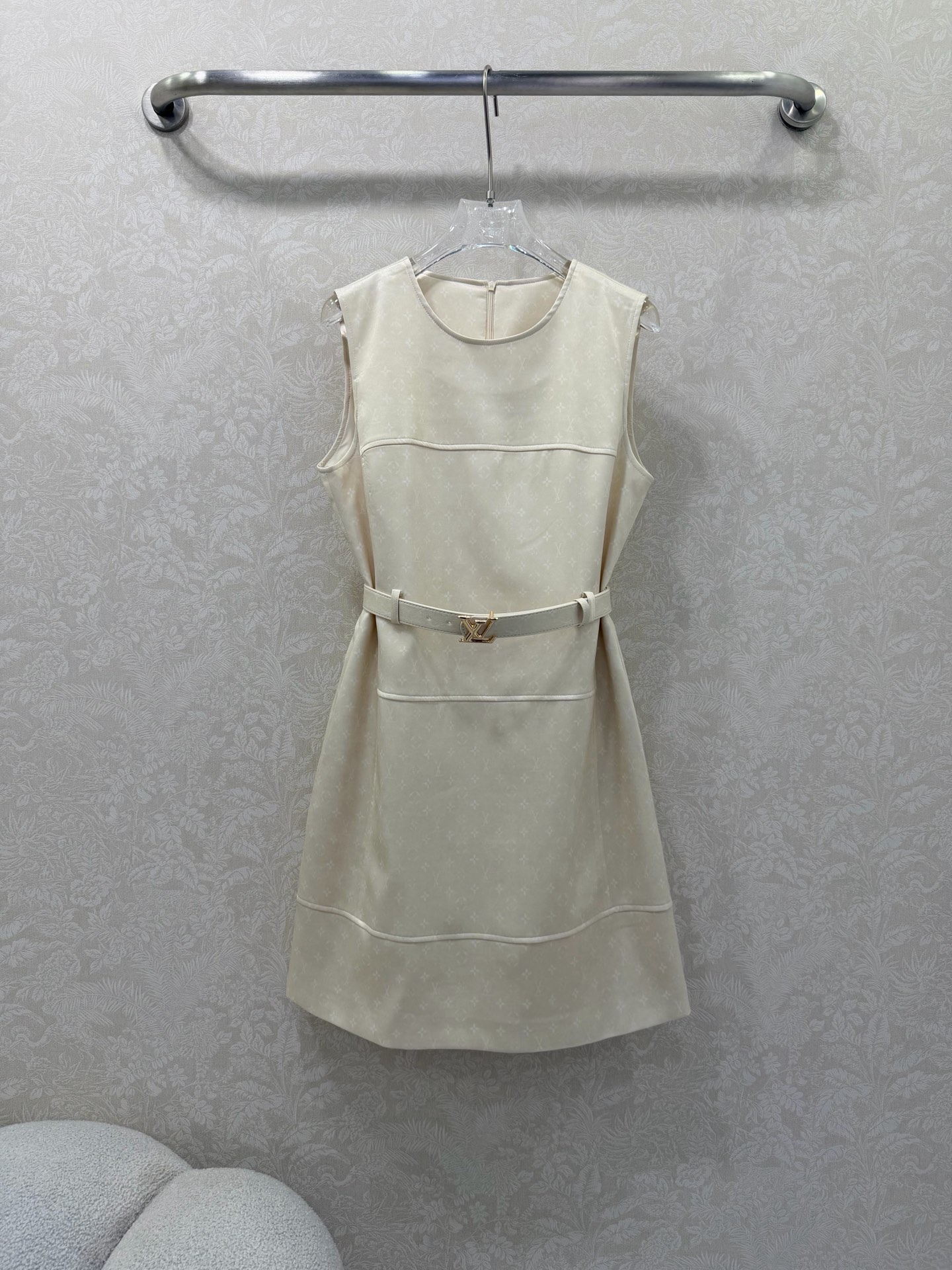 NO:701083,LOUIS VUITT*N Louis/Vuitton's new 26 early spring vest dress, super simple and elegant imitation satin print series, round neck sleeveless with customized logo hardware belt, small A hem skirt, not only high-end but also very retro, directly filling the elegant atmosphere!  There is no choice of audience at all. Whether it is leisure or office, it is easy to get a full outfit with a high-end sense. The upper body is fashionable and versatile. High-quality workmanship depends on the details. 2 colors and 3 codes SML, Louis Vuitton-clothing, louis vuitton, louis vuitton, loro piana, skirts, silk fabric,19860909LOUIS VUITT*N路易/威登 26早春新款背心连衣裙 超级简单大气的仿绸缎印花系列 圆领无袖搭配定制logo五金皮带 裙摆小A摆 不仅高档又十分复古,气质感氛围直接拉满！完全不挑受众群体 不管是休闲还是办公轻松搞定满满的穿搭高级感上身洋气百搭,高品质做工看细节 2色3码SML,路易威登-服装,louis vuitton,louis vuitton,loro piana,skirts,silk fabric,,Women's clothing