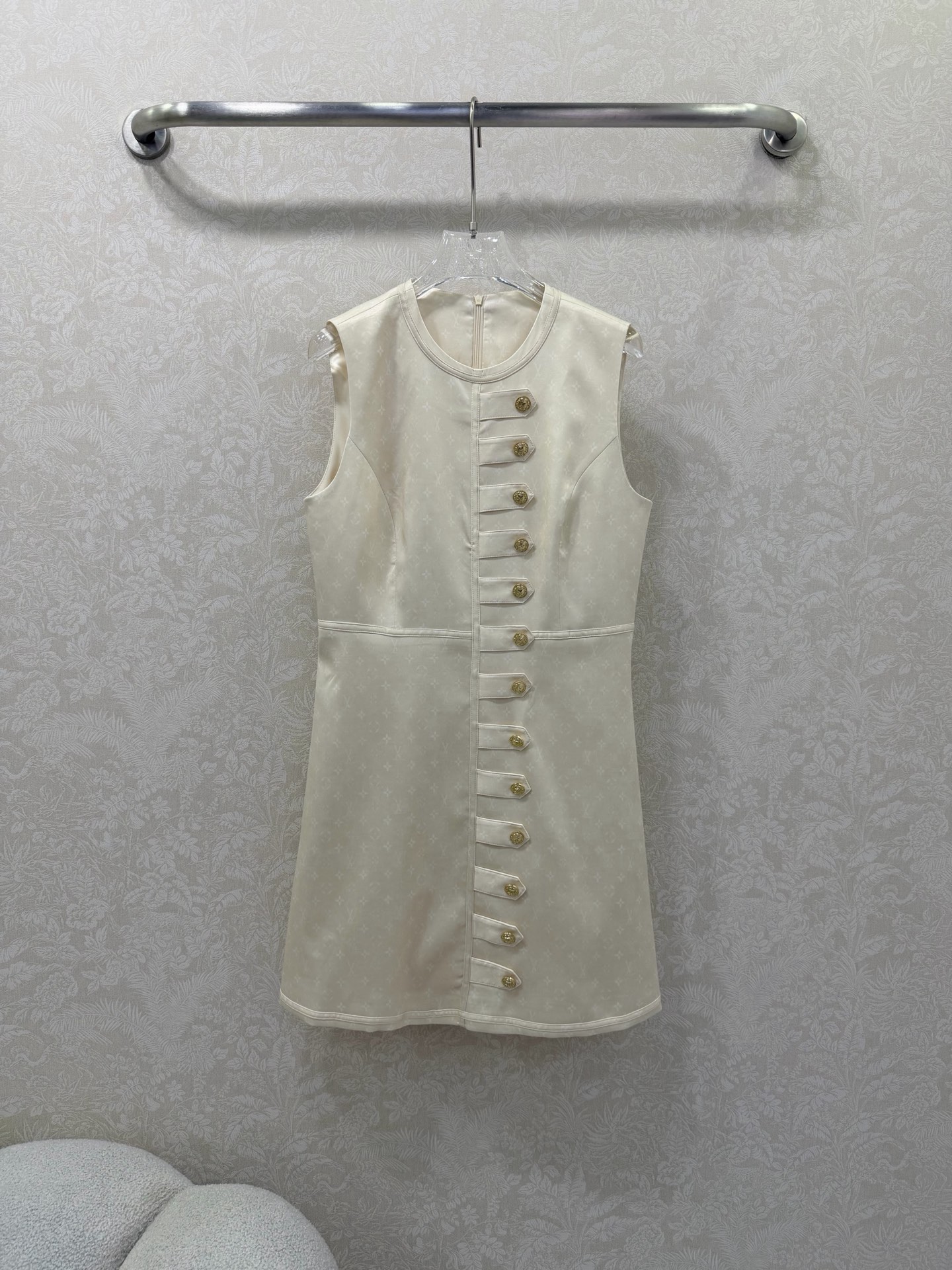 NO:701075,LOUIS VUITT*N Louis/Vuitton's new 26 early spring vest dress, super simple and elegant imitation satin print series, round neck sleeveless with customized logo hardware, front placket button design decoration, not only high-end but also very retro, directly filling the elegant atmosphere!  There is no choice of audience at all. Whether it is leisure or office, it is easy to get a full outfit with a high-end sense. The upper body is fashionable and versatile. High-quality workmanship depends on the details. 2 colors and 3 codes SML, Louis Vuitton-clothing, louis vuitton, louis vuitton, loro piana, skirts, silk fabric,19860909LOUIS VUITT*N路易/威登 26早春新款背心连衣裙 超级简单大气的仿绸缎印花系列 圆领无袖搭配定制logo五金 前襟盘扣设计装饰 不仅高档又十分复古,气质感氛围直接拉满！完全不挑受众群体 不管是休闲还是办公轻松搞定满满的穿搭高级感上身洋气百搭,高品质做工看细节 2色3码SML,路易威登-服装,louis vuitton,louis vuitton,loro piana,skirts,silk fabric,,Women's clothing