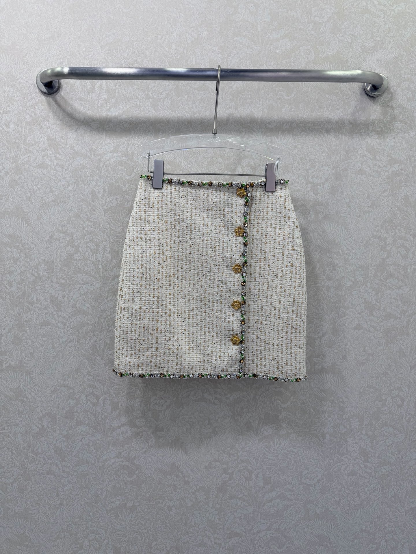 NO:701072,Chan*l 26 new style handicraft workshop has a new heavy beaded mini skirt!  Silk camellia lined version Pay attention to details to distinguish the version!  The hems have been beaded, the hardware is custom-made, and the white and gold fabric is so beautiful!  The mid- and high-waisted version instantly enlarges the legs and perfectly shrinks the hips. It is a must-have high-end item for the French palace-style ladies who are white and rich!  Very wide and stylish, the perfect workmanship quality depends on the details. There are also series models that can be matched with suits~ Monochrome size 3 SML, Chanel-clothing, chanel, chanel, loro piana, skirts, real silk,19860909Chan*l 26新款手工坊上新啦 重工钉珠小短裙！真丝山茶花内衬版本 注意细节区分版本！衣边均已钉珠装饰 定制五金 白金相间面料超美！中高腰版型秒变大长腿,完美收胯 法式宫廷风气质名媛白富美必备高级单品！挺阔有型,完美做工品质看细节.还有系列款可以搭配套装哦~ 单色3码SML,香奈儿-服装,chanel,chanel,loro piana,skirts,real silk,,Women's clothing