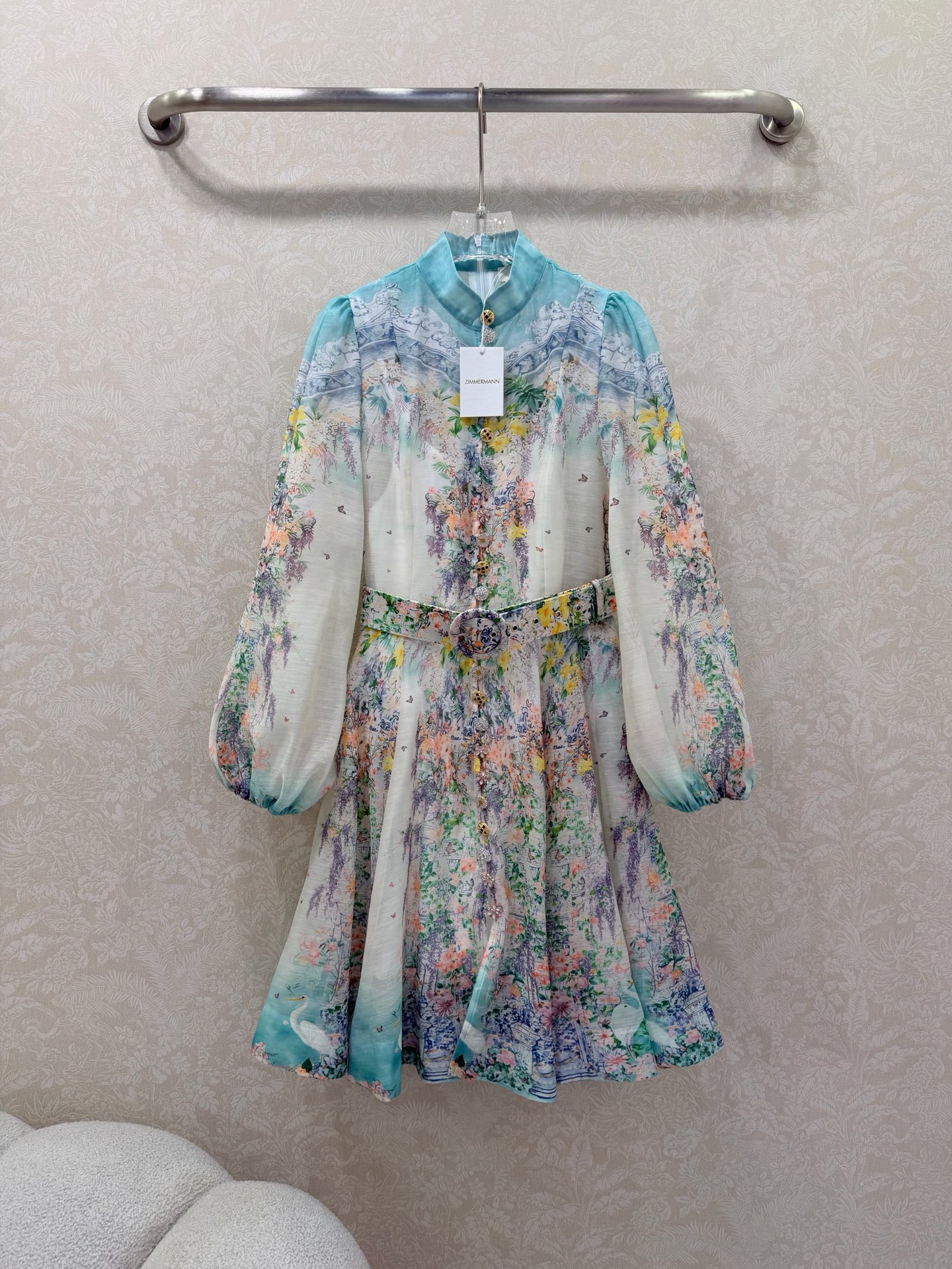 NO:701063,Zimmerman*/Zimmerman 26 new color stand-up collar short dress. Small stand-up collar and lantern sleeve design. Customized Duobao flower pattern hardware on the front. Super eye-catching. The cuffs are tightened to become puff sleeves. Comes with original fabric color belt and suspenders. The skirt is oversized and full of sincerity. Super invincible fairy style. Heavy work details, perfect replica of the counter style. Full of high-end feeling, super correct version. It can be worn casually to show your temperament.  Size 4 SMLXL,Zimmerman-clothing,loro piana,skirts,19860909Zimmerman*兹/默曼 26新出花色立领短款连衣裙 小立领和灯笼袖设计 前襟定制多宝花样五金 超吸睛让人眼前一亮 袖口收紧变成泡泡袖 配送本布色系腰带以及吊带 裙身超大摆用料诚意满满 超无敌仙女款 重工细节,完美复刻专柜款 高级感满满,版型超正 随意一搭都显气质 4码SMLXL,兹默曼-服装,loro piana,skirts,,Women's clothing