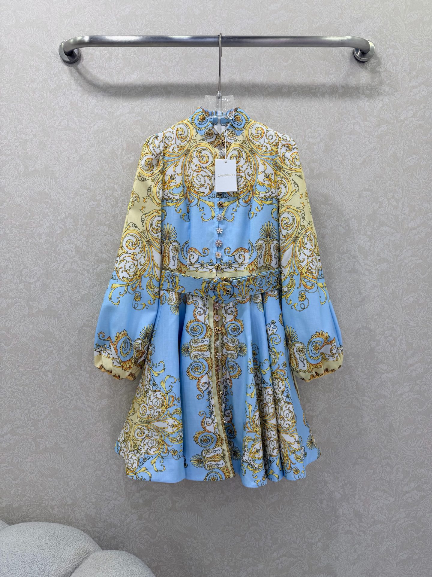 NO:701066,Zimmerman*/Zimmerman 26 new color stand-up collar short dress. Small stand-up collar and lantern sleeve design. Customized Duobao pattern hardware on the front. Super eye-catching and eye-catching. The cuffs are tightened into puff sleeves. Original fabric color belt is included. The skirt is oversized and the materials are full of sincerity. Super invincible fairy style. Heavy workmanship details, perfect replica of the counter style. Full of high-end, super correct version. It shows temperament in any casual wear.  1 color 4 codes SMLXL, Zimmerman-clothing, loro piana, skirts,19860909Zimmerman*兹/默曼 26新出花色立领短款连衣裙 小立领和灯笼袖设计 前襟定制多宝花样五金 超吸睛让人眼前一亮 袖口收紧变成泡泡袖 配送本布色系腰带 裙身超大摆用料诚意满满 超无敌仙女款 重工细节,完美复刻专柜款 高级感满满,版型超正 随意一搭都显气质 1色4码SMLXL,兹默曼-服装,loro piana,skirts,,Women's clothing