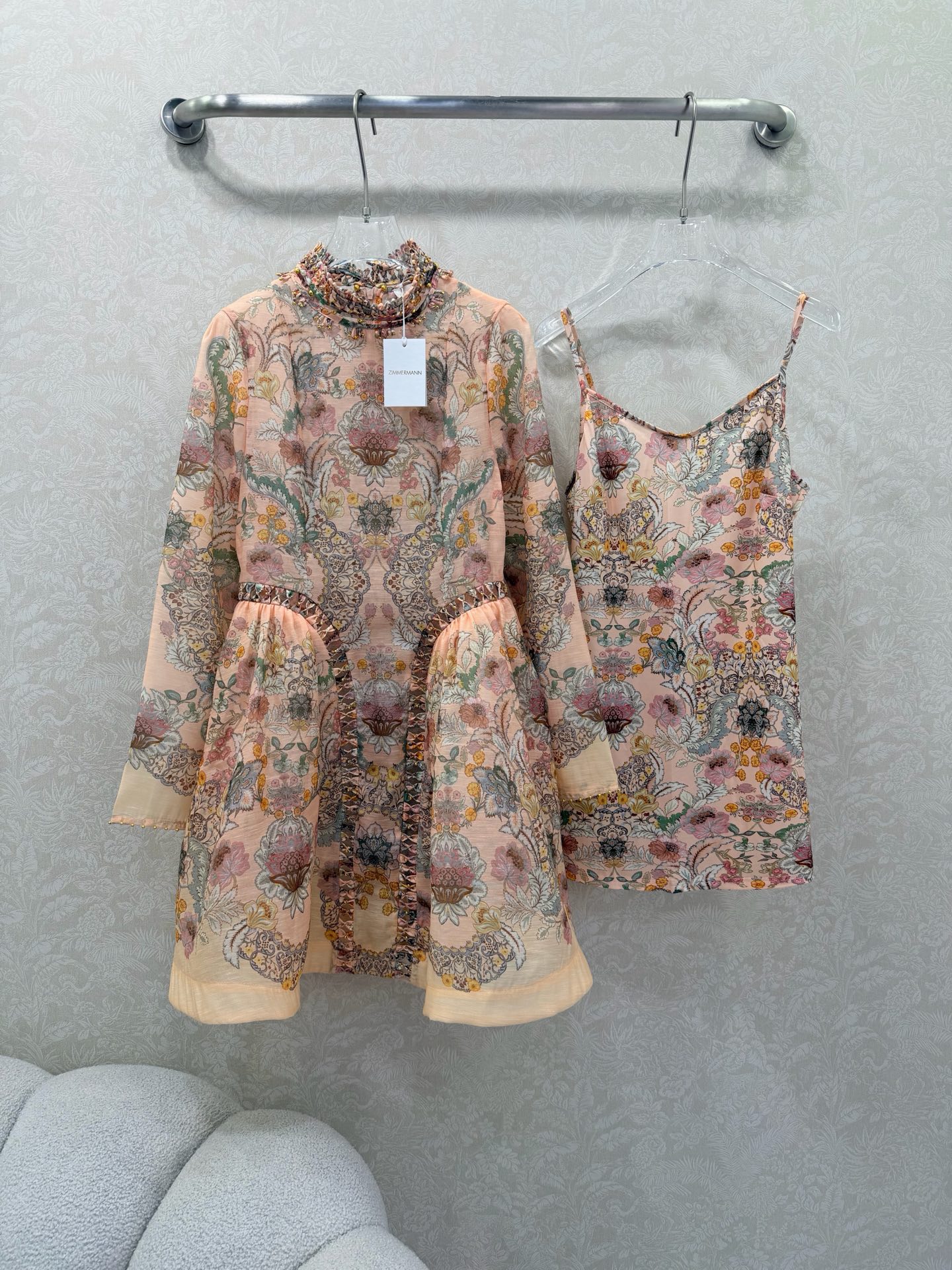 NO:701069,The new version of ZIMMERM*26 early spring is full of flowers. The retro printed stand-up collar long-sleeved dress is decorated with small round beads at the cuffs and hem. A super beautiful dress. The neckline has unique pleated top beads. The same pleated top beads on both sides of the waist extend to the hem to create a perfect waistline. Pair it with a natural-color suspender to outline the waistline and make people shine. The waist is narrowed and the summer atmosphere is full of flowers.  The fairy with an oversized skirt is overall high-end and shows retro charm. Monochrome size 4 SMLXL, Zimmerman-clothing, skirts,19860909新版本ZIMMERM*26早春新款繁花簇锦 复古印花立领长袖连衣裙 袖口下摆小圆珠装饰 超美腻的一款裙子 领口别致褶皱顶珠 腰身两侧同样褶皱顶珠延展至下摆 打造完美腰线.搭配本色调吊带内搭 腰身勾勒腰线让人眼前一亮.腰部收腰 夏日氛围拉满繁花簇拥 超大摆裙摆仙女本仙整体高级又展现复古魅力气质.单色4码SMLXL,兹默曼-服装,skirts,,Women's clothing