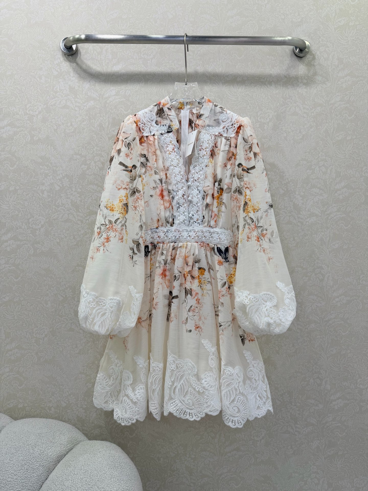 NO:701070,Zimmerman*/Zimmerman 26 early spring double-collar heavily embroidered water-soluble lace dress (short style). The front waist, cuffs and skirt are all trimmed with white Lurex. The cuffs are tightened to become puff sleeves. The waist and skirt are oversized and full of sincerity. The whole body is embellished with hollow trim details, highlighting the fresh and elegant temperament. 1 color 4 yards SMLXL, Zimmerman-clothing, loro piana, skirts,19860909Zimmerman*兹/默曼 26早春复式领重工刺绣水溶花边连衣裙（短款) 前襟腰间袖口裙摆均已白色白色卢勒克斯饰边 袖口收紧变成泡泡袖 腰身收腰裙身超大摆用料诚意满满 整体点缀了镂空饰边细节,彰显了清新的典雅气质 1色4码SMLXL,兹默曼-服装,loro piana,skirts,,Women's clothing