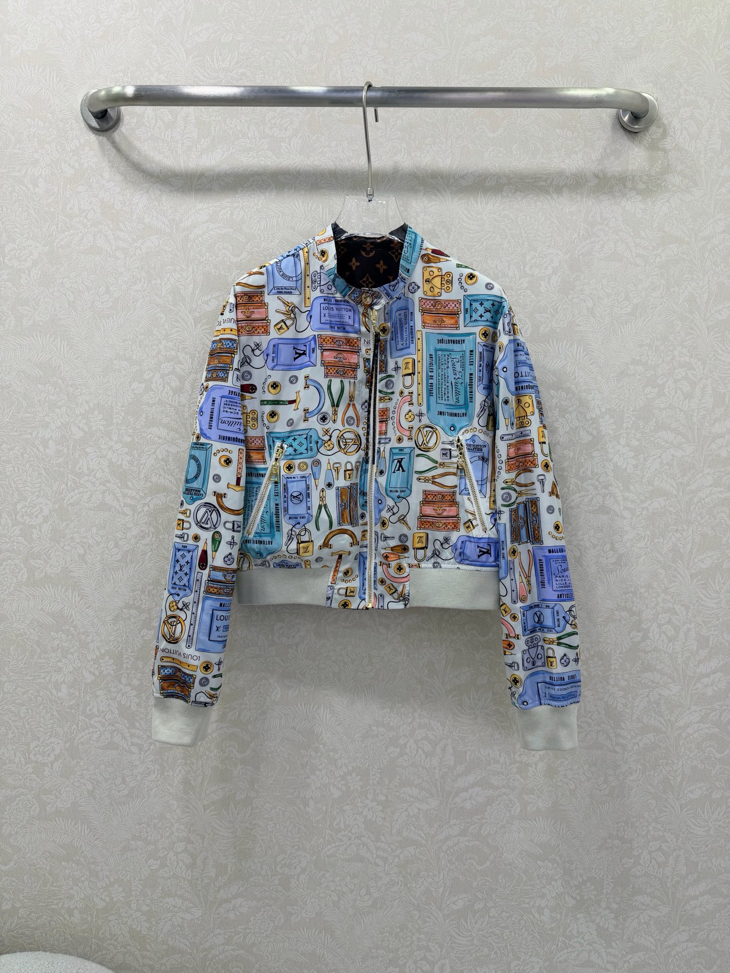 NO:701048,LOUIS VUITT*N Louis/Vuitton 26 early spring new style reversible jacket. Colorful totem classic color presbyopia with baseball jacket version. The upper body is handsome and fashionable. Customized hardware accessories from the mold. High-end series. Very high-end imported high-density texture. Pay close attention to the details. The most distinctive 1:1 high-grade material. The upper body is very sassy, clean and classy, and enhances the temperament~~ Completely in accordance with the level of high-end ready-to-wear. Fall in love at first sight.  Solid color size 3 SML,Louis Vuitton-clothing,louis vuitton,louis vuitton,jackets & coats,jackets & coats,19860909LOUIS VUITT*N路易/威登26早春新款双面可穿夹克外套 彩色图腾经典彩色老花的搭配棒球服夹克版型 上身帅气又时髦有型 开模定制的五金配件 高级系列款 非常高级的进口高密度质地 仔细看细节 最具特色的1:1高级材质 上身非常飒 干净有品 提气质~~完全按照高定成衣水准 一眼爱上 单色3码SML,路易威登-服装,louis vuitton,louis vuitton,jackets & coats,jackets & coats,,Women's clothing