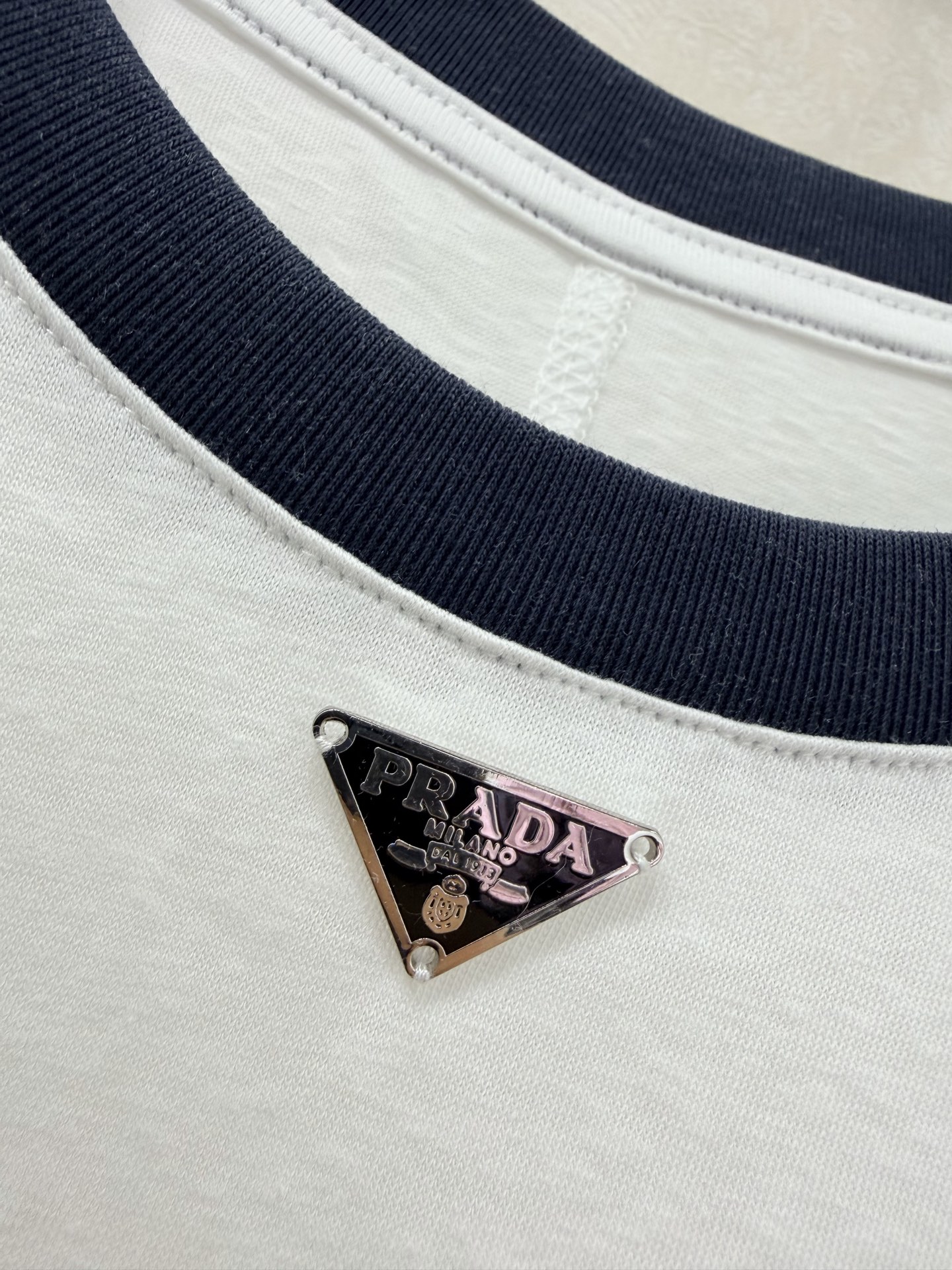 🔥🔥PRAD*26新款圆领纯棉长袖T恤 圆领胸前经典三角标装饰 领口藏蓝色螺纹装饰 后背中缝设计 随性又