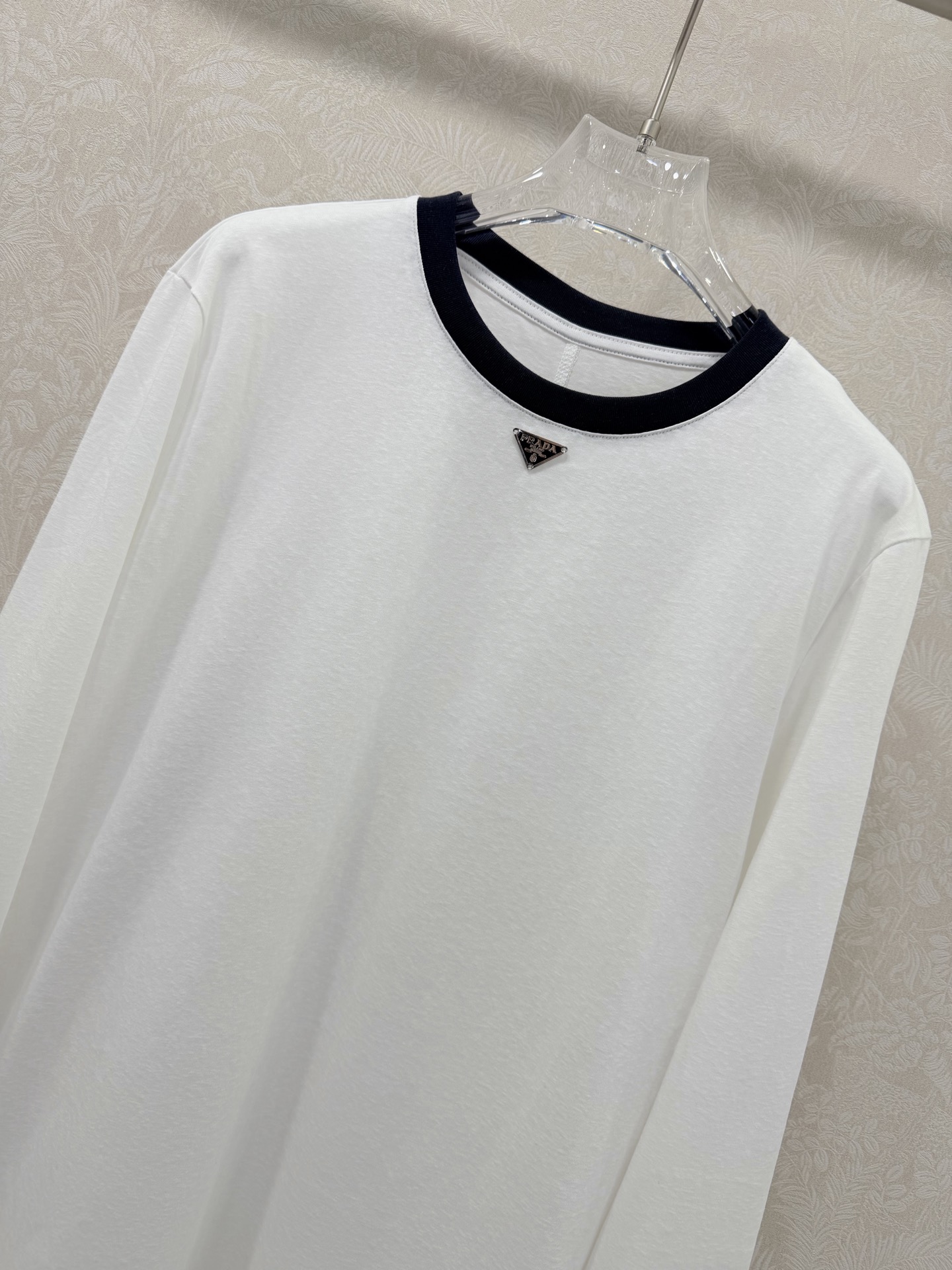 🔥🔥PRAD*26新款圆领纯棉长袖T恤 圆领胸前经典三角标装饰 领口藏蓝色螺纹装饰 后背中缝设计 随性又