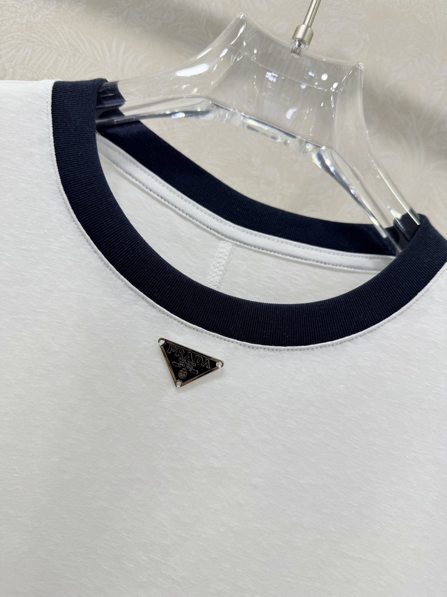 🔥🔥PRAD*26新款圆领纯棉长袖T恤 圆领胸前经典三角标装饰 领口藏蓝色螺纹装饰 后背中缝设计 随性又