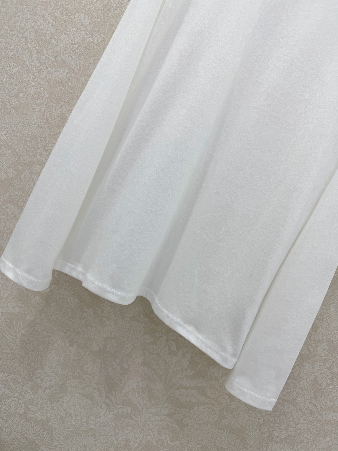 🔥🔥PRAD*26新款圆领纯棉长袖T恤 圆领胸前经典三角标装饰 领口藏蓝色螺纹装饰 后背中缝设计 随性又