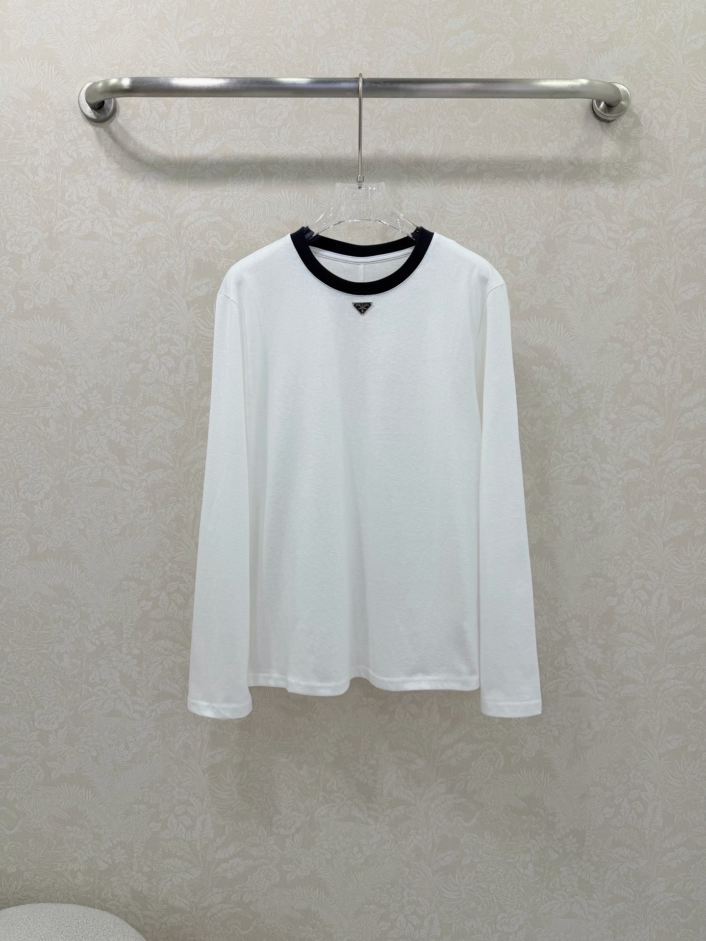 NO:701051,PRAD*26 new round-neck pure cotton long-sleeved T-shirt. Round-neck classic triangle logo decoration on the chest. Navy blue thread decoration on the collar. Center seam design on the back. Casual and fashionable basic model can also create a sense of luxury. It is a must-have item in the wardrobe whether worn alone or inside. The upper body is cool. It is versatile and easy to pick. Available in stock in single color 3 sizes SML, Prada-clothing, loro piana, prada, prada, tees, t-shirt,19860909PRAD*26新款圆领纯棉长袖T恤 圆领胸前经典三角标装饰 领口藏蓝色螺纹装饰 后背中缝设计 随性又时髦基础款也能搭出N种高级感,无论单穿还是内搭都是衣柜中的必备单品,上身就是大写的酷飒.百搭不挑人现货发售单色3码SML,普拉达-服装,loro piana,prada,prada,tees，t-shirt,,Women's clothing